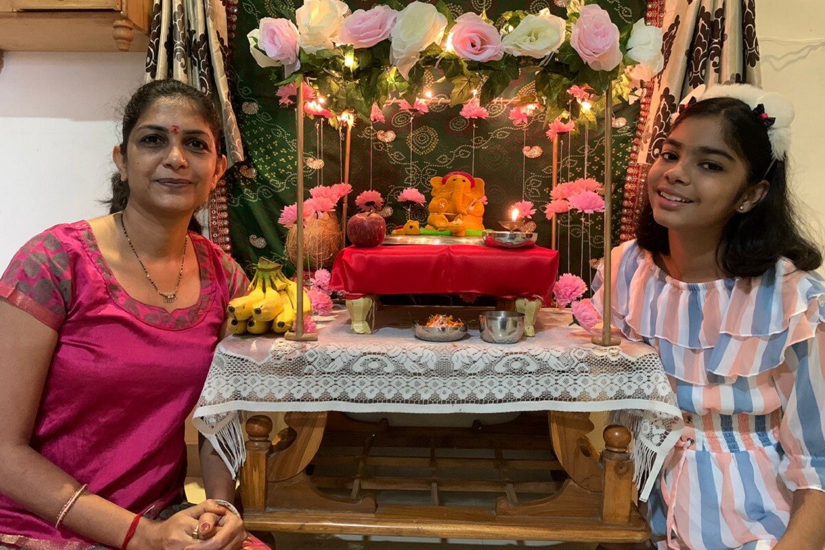 અમદાવાદના પોલીસ પરિવારે મેંદા અને હળદર વડે બનાવી ગણેશજીની મૂર્તિ, જુઓ તસવીરો