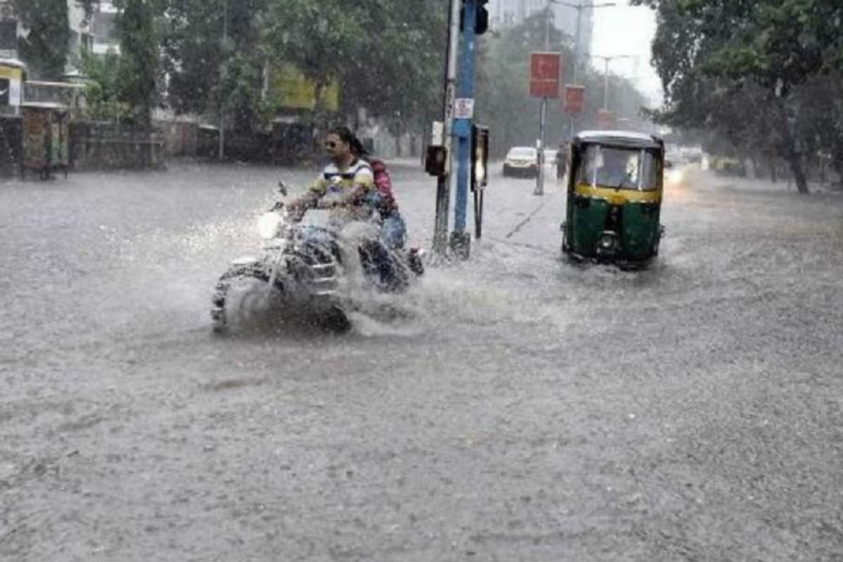  સૌરાષ્ટ્રમાં જૂનાગઢ, અમરેલી, ભાવનગર અને ગીરસોમનાથમાં ક્યાંક ક્યાંક ભારે વરસાદની સંભાવના છે. 23મી તારીખ સુધી વરસાદનું જોર ઘટી જવાની શક્યતા છે. પરંતુ 24-25 તારીખ દરમિયાન દક્ષિણ ગુજરાતમાં સુરત, દમણ દાદરા નગર હવેલીમાં ભારે વરસાદ પડવાની સંભાવના છે. આમ ગુજરાતમાં ભાદરવો ભરપૂર રહ્યો છે અને હજુ આગામી દિવસોમાં પણ વરસાદનો વરતારો છે.