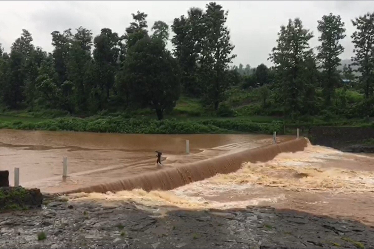 ડાંગ : ચોમાસામાં ડાંગ (Dang in Monsoon) જિલ્લો વરસાદના પાણીથી સોળે કળાએ ખીલી જાય છે. ત્યારે છેલ્લા 24 કલાકમાં ડાંગમાં ભારે વરસાદ (rain in Dang) વરસ્યો છે. જિલ્લાના સુંદર હિલસ્ટેશન સાપુતારામાં (Saputara) 10.72 ઇંચ વરસાદ ખાબક્યો છે. જ્યારે આહવામાં (Ahva) 6.52 ઇંચ વરસાદ નોંધાયો છે. ડાંગ : ચોમાસામાં ડાંગ (Dang in Monsoon) જિલ્લો વરસાદના પાણીથી સોળે કળાએ ખીલી જાય છે. ત્યારે છેલ્લા 24 કલાકમાં ડાંગમાં ભારે વરસાદ (rain in Dang) વરસ્યો છે. જિલ્લાના સુંદર હિલસ્ટેશન સાપુતારામાં (Saputara) 10.72 ઇંચ વરસાદ ખાબક્યો છે. જ્યારે આહવામાં (Ahva) 6.52 ઇંચ વરસાદ નોંધાયો છે.