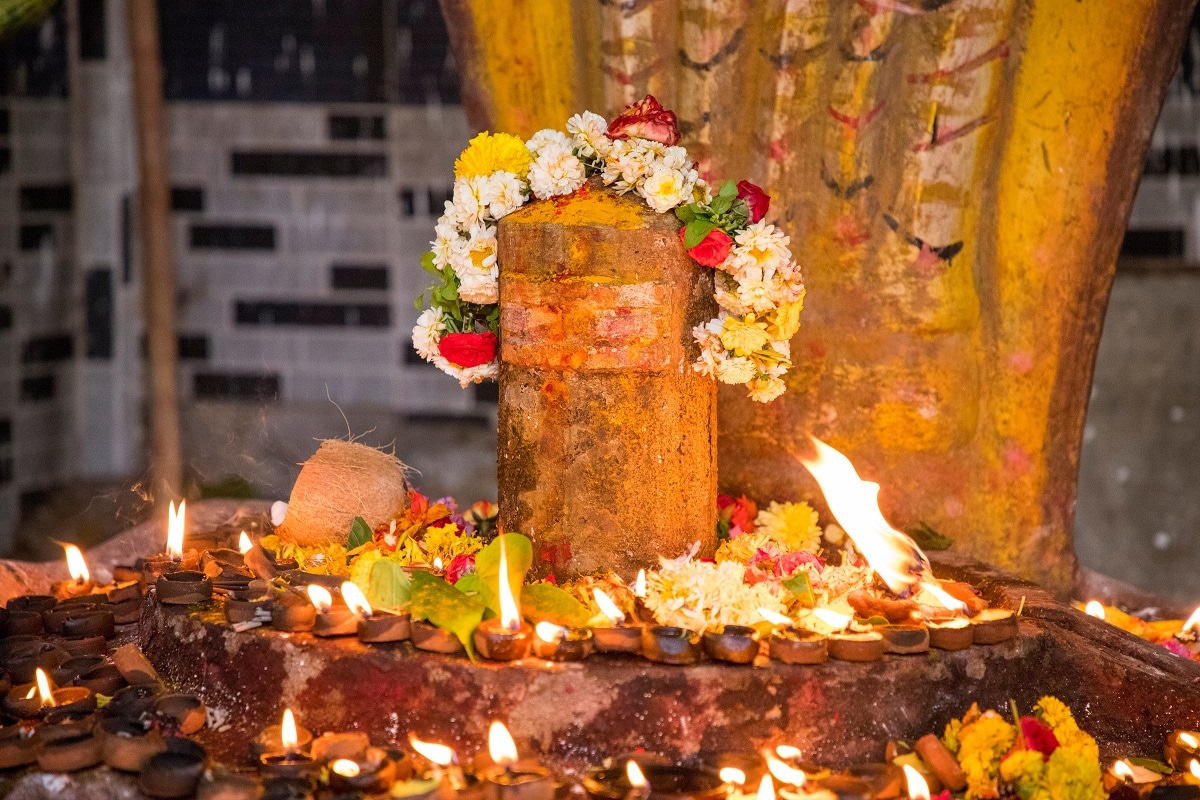 દેવાધિદેવ મહાદેવની સાધનાના મહામહોત્સવ સમાન પવિત્ર શ્રાવણ (Shravan) માસનું આજે પાંચમાં સોમવારે સોમવતી અમાસના (Somvati Amas 2021) અંતિમ પર્વ સાથે સમાપન થશે. શ્રાવણ મહિનાનો અંતિમ દિવસ (last monday of Shravan), પવિત્ર સોમવતી અમાસ અને સોમવાર એક સાથે આવતા તેનું શ્રધ્ધાળુઓમાં અનન્ય મહત્વ વધી જાય છે. આજે અંતિમ શ્રાવણીયા સોમવારે શિવાલયોમાં વહેલી સવારથી ભાવિક ભક્તોની ભીડ જોવા મળી રહી છે. હજારો વર્ષો બાદ આ સંયોગ રચાયો છે. દેવાધિદેવ મહાદેવની સાધનાના મહામહોત્સવ સમાન પવિત્ર શ્રાવણ (Shravan) માસનું આજે પાંચમાં સોમવારે સોમવતી અમાસના (Somvati Amas 2021) અંતિમ પર્વ સાથે સમાપન થશે. શ્રાવણ મહિનાનો અંતિમ દિવસ (last monday of Shravan), પવિત્ર સોમવતી અમાસ અને સોમવાર એક સાથે આવતા તેનું શ્રધ્ધાળુઓમાં અનન્ય મહત્વ વધી જાય છે. આજે અંતિમ શ્રાવણીયા સોમવારે શિવાલયોમાં વહેલી સવારથી ભાવિક ભક્તોની ભીડ જોવા મળી રહી છે. હજારો વર્ષો બાદ આ સંયોગ રચાયો છે.