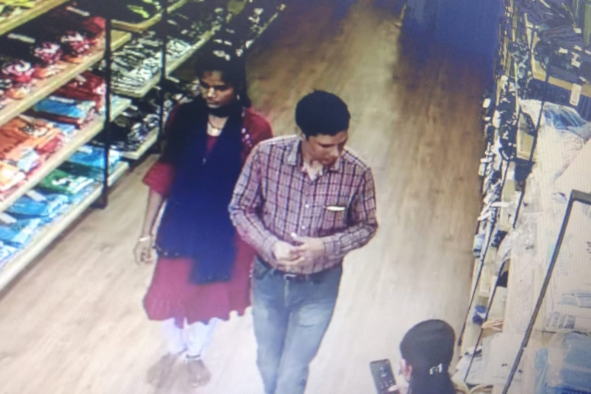કિર્તેશ પટેલ, સુરતઃ લગ્નેત્તર સંબંધોનો (extra marital affair) કેવું ભયાનક પરિણામ આવે છે એવો ચોંકાવનારો કિસ્સો સુરતમાં (surat crime news) પ્રકાશમાં આવ્યો છે. બે વર્ષથી મહિલાના પ્રેમમાં પડેલા (married man loved with girl) યુવકને મહિલા લગ્ન માટે દબાણ કરતી હતી અને પોતે પરિવાર નો હોવાને લઇને જો મહિલાને તરછોડે તો મહિલા બળાત્કારની ફરિયાદ (raped complaint) કરે તે બીકે યુવક મહિલાને બિહારથી (bihar news) સુરત લાવ્યા બાદ મહારાષ્ટ્રના (Maharashtra news) નંદુરબાર ખાતે લઇ જઇને તેની ગળું કાપી તેના શરીરના ટુકડા કરી હત્યા (Man killed girlfriend) કરી ફરાર થઈ ગયો હતો જોકે સુરત પોલીસે (surat police) બાતમીના આધારે આરોપીને ઝડપી પાડી હત્યાનો ભેદ ઉકેલી નાખ્યો છે. કિર્તેશ પટેલ, સુરતઃ લગ્નેત્તર સંબંધોનો (extra marital affair) કેવું ભયાનક પરિણામ આવે છે એવો ચોંકાવનારો કિસ્સો સુરતમાં (surat crime news) પ્રકાશમાં આવ્યો છે. બે વર્ષથી મહિલાના પ્રેમમાં પડેલા (married man loved with girl) યુવકને મહિલા લગ્ન માટે દબાણ કરતી હતી અને પોતે પરિવાર નો હોવાને લઇને જો મહિલાને તરછોડે તો મહિલા બળાત્કારની ફરિયાદ (raped complaint) કરે તે બીકે યુવક મહિલાને બિહારથી (bihar news) સુરત લાવ્યા બાદ મહારાષ્ટ્રના (Maharashtra news) નંદુરબાર ખાતે લઇ જઇને તેની ગળું કાપી તેના શરીરના ટુકડા કરી હત્યા (Man killed girlfriend) કરી ફરાર થઈ ગયો હતો જોકે સુરત પોલીસે (surat police) બાતમીના આધારે આરોપીને ઝડપી પાડી હત્યાનો ભેદ ઉકેલી નાખ્યો છે.