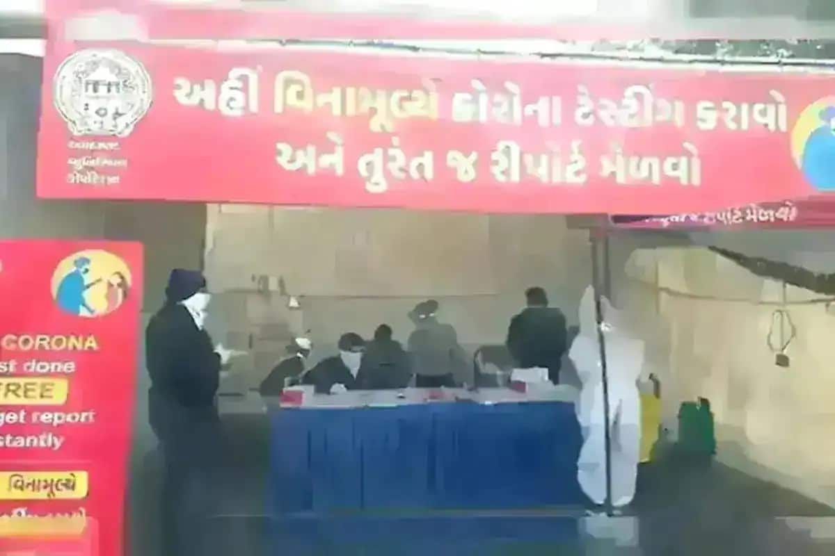  અમદાવાદ : રાજ્યમાં (Gujarat Coronavirus updates)છેલ્લા 24 કલાકમાં કોરોના વાયરસના (Coronavirus)નવા 26 કેસ નોંધાયા છે. જેની સામે 20 દર્દીઓ સાજા થયા છે. છેલ્લા 24 કલાકમાં રાજ્યમાં કોવિડ-19 (Covid19)ના કારણે એકપણ દર્દીનું મોત થયું નથી. રાજ્યમાં કુલ મૃત્યુઆંક 10086 થયો છે. રાજ્યમાં સાજા થવાનો દર 98.76 ટકા છે. છેલ્લા 24 કલાકમાં રાજ્યમાં 2,85,840 વ્યક્તિઓનું રસીકરણ કરવામાં આવ્યું છે. અત્યાર સુધીમાં 6,59,98,048 ડોઝ કોરોના વેક્સીનના (CoronaVaccine)આપવામાં આવ્યા છે. (પ્રતિકાત્મક તસવીર)