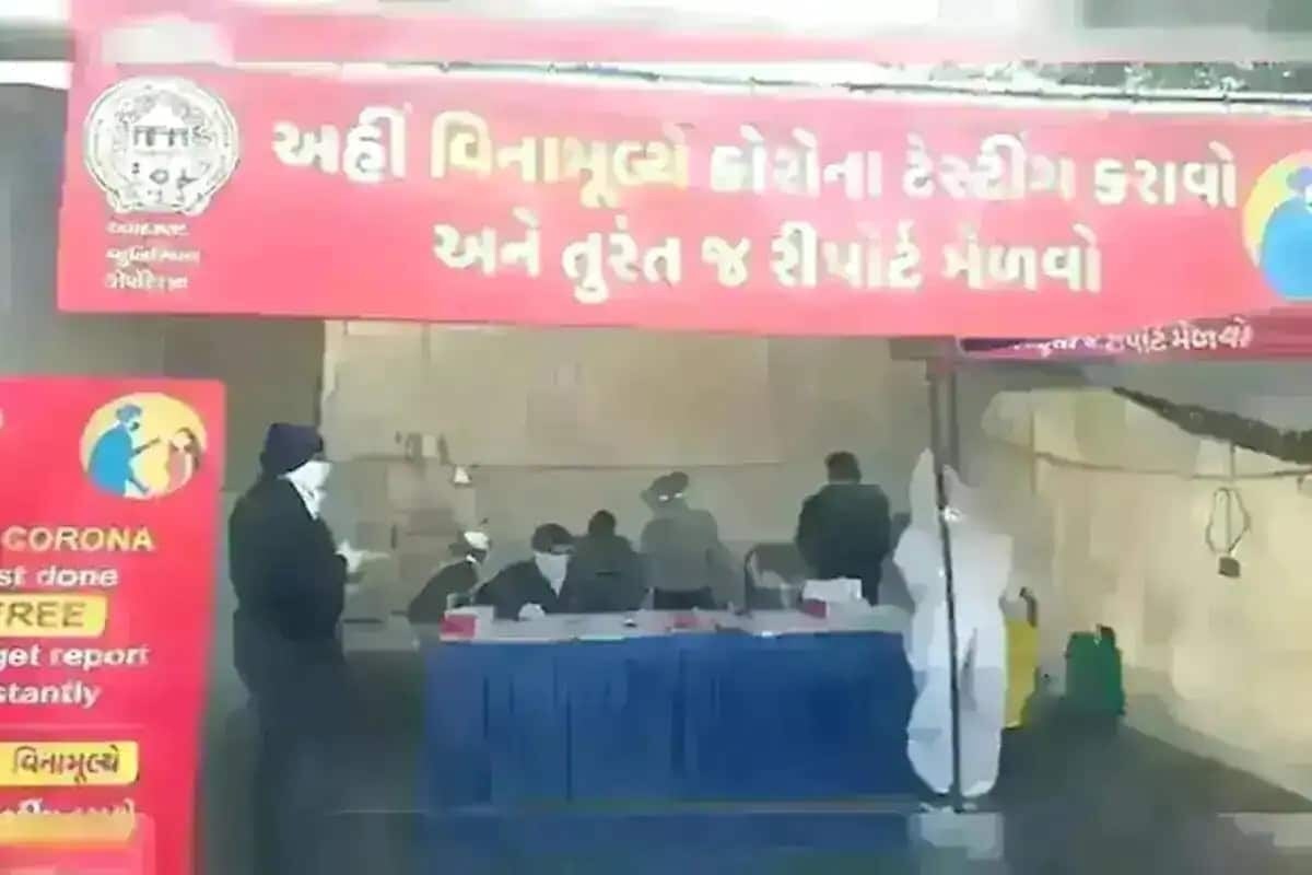 અમદાવાદ : રાજ્યમાં (Gujarat Coronavirus updates)છેલ્લા 24 કલાકમાં કોરોના વાયરસના (Coronavirus)નવા 14 કેસ નોંધાયા છે. જેની સામે 17 દર્દીઓ સાજા થયા છે. છેલ્લા 24 કલાકમાં રાજ્યમાં કોવિડ-19 (Covid19)ના કારણે એકપણ દર્દીનું મોત થયું નથી. રાજ્યમાં કુલ મૃત્યુઆંક 10086 થયો છે. રાજ્યમાં સાજા થવાનો દર 98.75 ટકા છે. છેલ્લા 24 કલાકમાં રાજ્યમાં 90,161 વ્યક્તિઓનું રસીકરણ કરવામાં આવ્યું છે. અત્યાર સુધીમાં 6,64,21,639 ડોઝ કોરોના વેક્સીનના (CoronaVaccine)આપવામાં આવ્યા છે. (પ્રતિકાત્મક તસવીર) અમદાવાદ : રાજ્યમાં (Gujarat Coronavirus updates)છેલ્લા 24 કલાકમાં કોરોના વાયરસના (Coronavirus)નવા 14 કેસ નોંધાયા છે. જેની સામે 17 દર્દીઓ સાજા થયા છે. છેલ્લા 24 કલાકમાં રાજ્યમાં કોવિડ-19 (Covid19)ના કારણે એકપણ દર્દીનું મોત થયું નથી. રાજ્યમાં કુલ મૃત્યુઆંક 10086 થયો છે. રાજ્યમાં સાજા થવાનો દર 98.75 ટકા છે. છેલ્લા 24 કલાકમાં રાજ્યમાં 90,161 વ્યક્તિઓનું રસીકરણ કરવામાં આવ્યું છે. અત્યાર સુધીમાં 6,64,21,639 ડોઝ કોરોના વેક્સીનના (CoronaVaccine)આપવામાં આવ્યા છે. (પ્રતિકાત્મક તસવીર)