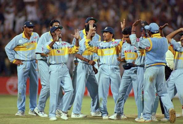 વર્ષ 1996ના વર્લ્ડ કપમાં ભારતીય ટીમે પીળી અને આસમાની રંગની ટી-શર્ટ પહેરી હતી. આ ટી-શર્ટમાં પીળા રંગના કોલર હતા તથા સફેદ અને પીળા રંગની સીધી પટ્ટીઓ હતી. વર્ષ 1996ના વર્લ્ડ કપમાં ભારતીય ટીમે પીળી અને આસમાની રંગની ટી-શર્ટ પહેરી હતી. આ ટી-શર્ટમાં પીળા રંગના કોલર હતા તથા સફેદ અને પીળા રંગની સીધી પટ્ટીઓ હતી.