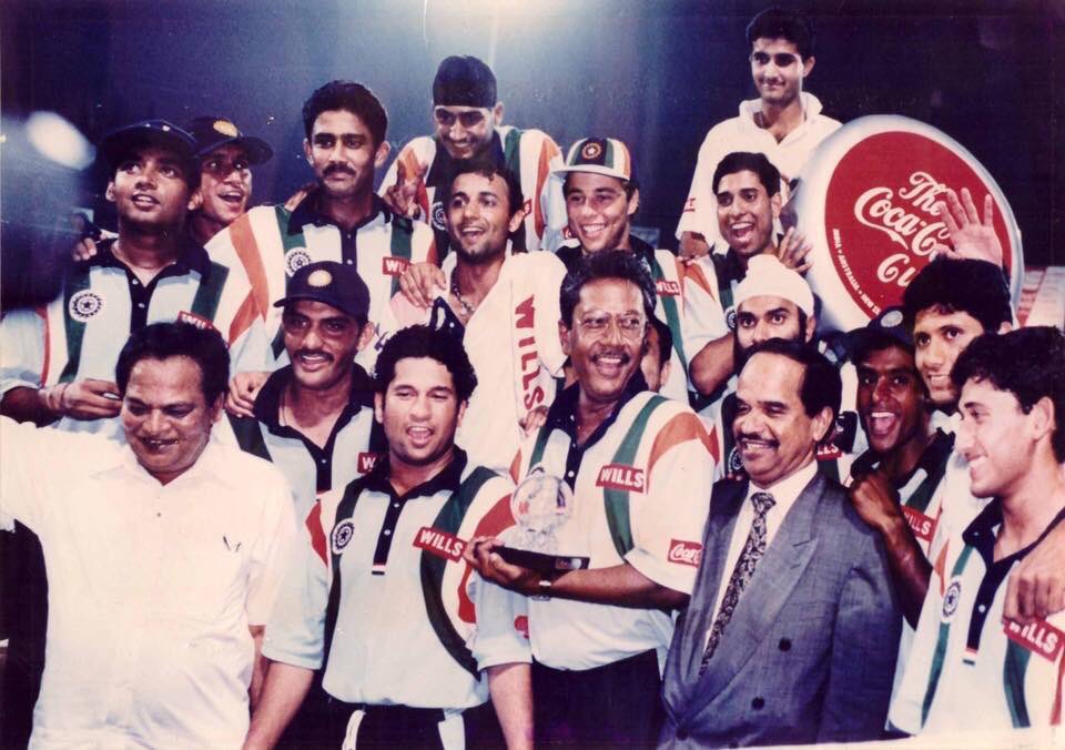 1998 વર્ષ 1998માં ભારતીય ટીમની ટી-શર્ટમાં ફેરફાર થયો. ભારતીય ટીમ આસમાની કલરની ટી-શર્ટ અને ડાર્ક બ્લ્યૂ લોઅર્સમાં જોવા મળી હતી. ટી-શર્ટની બંને તરફની બાજુએ ત્રિરંગો છાપવામાં આવ્યો હતો. 1998 વર્ષ 1998માં ભારતીય ટીમની ટી-શર્ટમાં ફેરફાર થયો. ભારતીય ટીમ આસમાની કલરની ટી-શર્ટ અને ડાર્ક બ્લ્યૂ લોઅર્સમાં જોવા મળી હતી. ટી-શર્ટની બંને તરફની બાજુએ ત્રિરંગો છાપવામાં આવ્યો હતો.