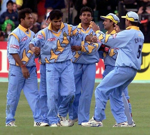 1999 વર્ષ 1999ના વર્લ્ડ કપમાં ભારતીય ટીમની ટી-શર્ટની ખૂબ જ અલગ ડિઝાઈન હતી. આ ટી-શર્ટમાં પીળા કોલરમાં કાળા કલરની બોર્ડર કરવામાં આવી છે. આ ટી-શર્ટમાં BCCIનો લોગો પણ રાખવામાં આવ્યો હતો. (AFP તસવીર) 1999 વર્ષ 1999ના વર્લ્ડ કપમાં ભારતીય ટીમની ટી-શર્ટની ખૂબ જ અલગ ડિઝાઈન હતી. આ ટી-શર્ટમાં પીળા કોલરમાં કાળા કલરની બોર્ડર કરવામાં આવી છે. આ ટી-શર્ટમાં BCCIનો લોગો પણ રાખવામાં આવ્યો હતો. (AFP તસવીર)