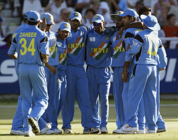 2003 વર્ષ 2003ના વર્લ્ડ કપમાં ભારતીય ટીમની ટી-શર્ટની ડિઝાઈન એકદમ બદલાઈ ગઈ. આ ટી-શર્ટની બંને બાજુ કાળા રંગની મોટી પટ્ટીઓ બનાવવામાં આવી હતી. આ ટી-શર્ટમાં ત્રિરંગાની વચ્ચે INDIA લખેલું હોવાથી ખૂબ જ ખાસ લાગી રહી હતી. 2003 વર્ષ 2003ના વર્લ્ડ કપમાં ભારતીય ટીમની ટી-શર્ટની ડિઝાઈન એકદમ બદલાઈ ગઈ. આ ટી-શર્ટની બંને બાજુ કાળા રંગની મોટી પટ્ટીઓ બનાવવામાં આવી હતી. આ ટી-શર્ટમાં ત્રિરંગાની વચ્ચે INDIA લખેલું હોવાથી ખૂબ જ ખાસ લાગી રહી હતી.