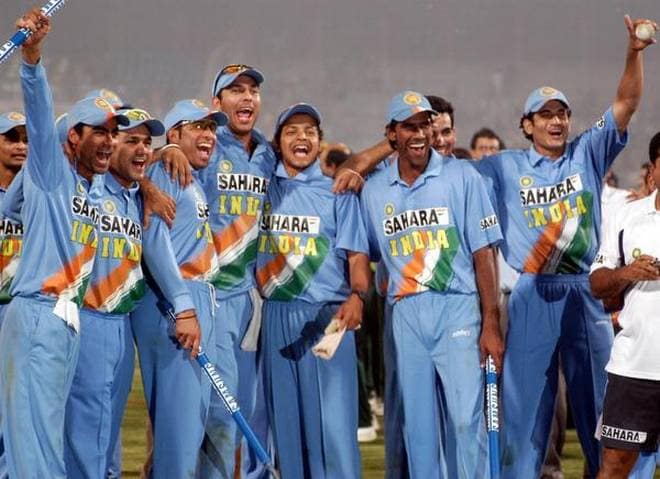2004 વર્ષ 2004માં ભારતીય ટીમની ટી-શર્ટ પર ત્રિરંગાની સાથે સ્પોન્સર સહારાનું નામ પણ લખવામાં આવ્યું હતું. 2004 વર્ષ 2004માં ભારતીય ટીમની ટી-શર્ટ પર ત્રિરંગાની સાથે સ્પોન્સર સહારાનું નામ પણ લખવામાં આવ્યું હતું.