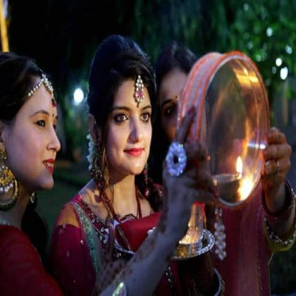 બજારમાં પથ્થરની ચાળણી સાથે 50 થી 500 રૂપિયા સુધીની ચાળણી છે, પરંતુ આ વખતે પથ્થરની ચાળણી મહિલાઓને ખૂબ જ પસંદ આવી રહી છે. ગ્રાહકોની પસંદગીને ધ્યાનમાં રાખીને દુકાનદારોએ પથ્થરની ચારણીનો ઓર્ડર આપ્યો છે. દુકાનદારોના મતે હવે મહિલાઓ સસ્તી નહીં પણ સુંદર વસ્તુઓ ખરીદવાનું પસંદ કરી રહી છે. બજારમાં પથ્થરની ચાળણી સાથે 50 થી 500 રૂપિયા સુધીની ચાળણી છે, પરંતુ આ વખતે પથ્થરની ચાળણી મહિલાઓને ખૂબ જ પસંદ આવી રહી છે. ગ્રાહકોની પસંદગીને ધ્યાનમાં રાખીને દુકાનદારોએ પથ્થરની ચારણીનો ઓર્ડર આપ્યો છે. દુકાનદારોના મતે હવે મહિલાઓ સસ્તી નહીં પણ સુંદર વસ્તુઓ ખરીદવાનું પસંદ કરી રહી છે.
