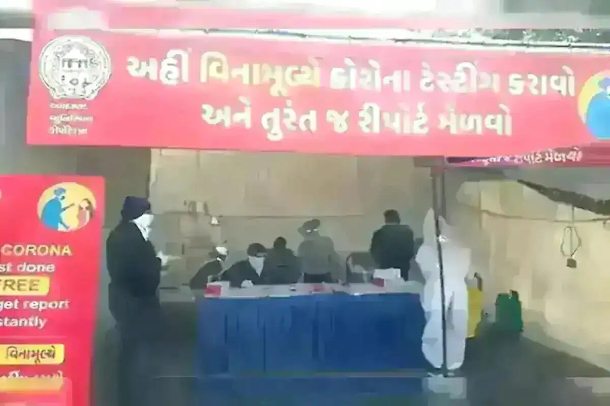 અમદાવાદ : રાજ્યમાં (Gujarat Coronavirus updates)છેલ્લા 24 કલાકમાં કોરોના વાયરસના (Coronavirus)નવા 20 કેસ નોંધાયા છે. જેની સામે 22 દર્દીઓ સાજા થયા છે. છેલ્લા 24 કલાકમાં રાજ્યમાં કોવિડ-19 (Covid19)ના કારણે એક દર્દીનું મોત થયું છે. રાજ્યમાં કુલ મૃત્યુઆંક 10085 થયો છે. રાજ્યમાં સાજા થવાનો દર 98.76 ટકા છે. છેલ્લા 24 કલાકમાં રાજ્યમાં 4,72,739 વ્યક્તિઓનું રસીકરણ કરવામાં આવ્યું છે. અત્યાર સુધીમાં 6,33,28,701 ડોઝ કોરોના વેક્સીનના (CoronaVaccine)આપવામાં આવ્યા છે. (પ્રતિકાત્મક તસવીર) અમદાવાદ : રાજ્યમાં (Gujarat Coronavirus updates)છેલ્લા 24 કલાકમાં કોરોના વાયરસના (Coronavirus)નવા 20 કેસ નોંધાયા છે. જેની સામે 22 દર્દીઓ સાજા થયા છે. છેલ્લા 24 કલાકમાં રાજ્યમાં કોવિડ-19 (Covid19)ના કારણે એક દર્દીનું મોત થયું છે. રાજ્યમાં કુલ મૃત્યુઆંક 10085 થયો છે. રાજ્યમાં સાજા થવાનો દર 98.76 ટકા છે. છેલ્લા 24 કલાકમાં રાજ્યમાં 4,72,739 વ્યક્તિઓનું રસીકરણ કરવામાં આવ્યું છે. અત્યાર સુધીમાં 6,33,28,701 ડોઝ કોરોના વેક્સીનના (CoronaVaccine)આપવામાં આવ્યા છે. (પ્રતિકાત્મક તસવીર)