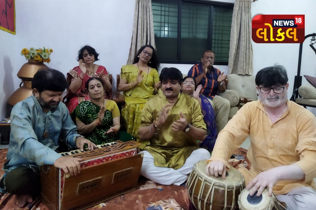 ગુજરાતના આ સ્થળે થાય છે બેઠાં ગરબા, જાણો અનોખી પ્રાચીન સંસ્કૃતિ સાથે જોડાયેલી રોચક વાતો ગુજરાતના આ સ્થળે થાય છે બેઠાં ગરબા, જાણો અનોખી પ્રાચીન સંસ્કૃતિ સાથે જોડાયેલી રોચક વાતો
