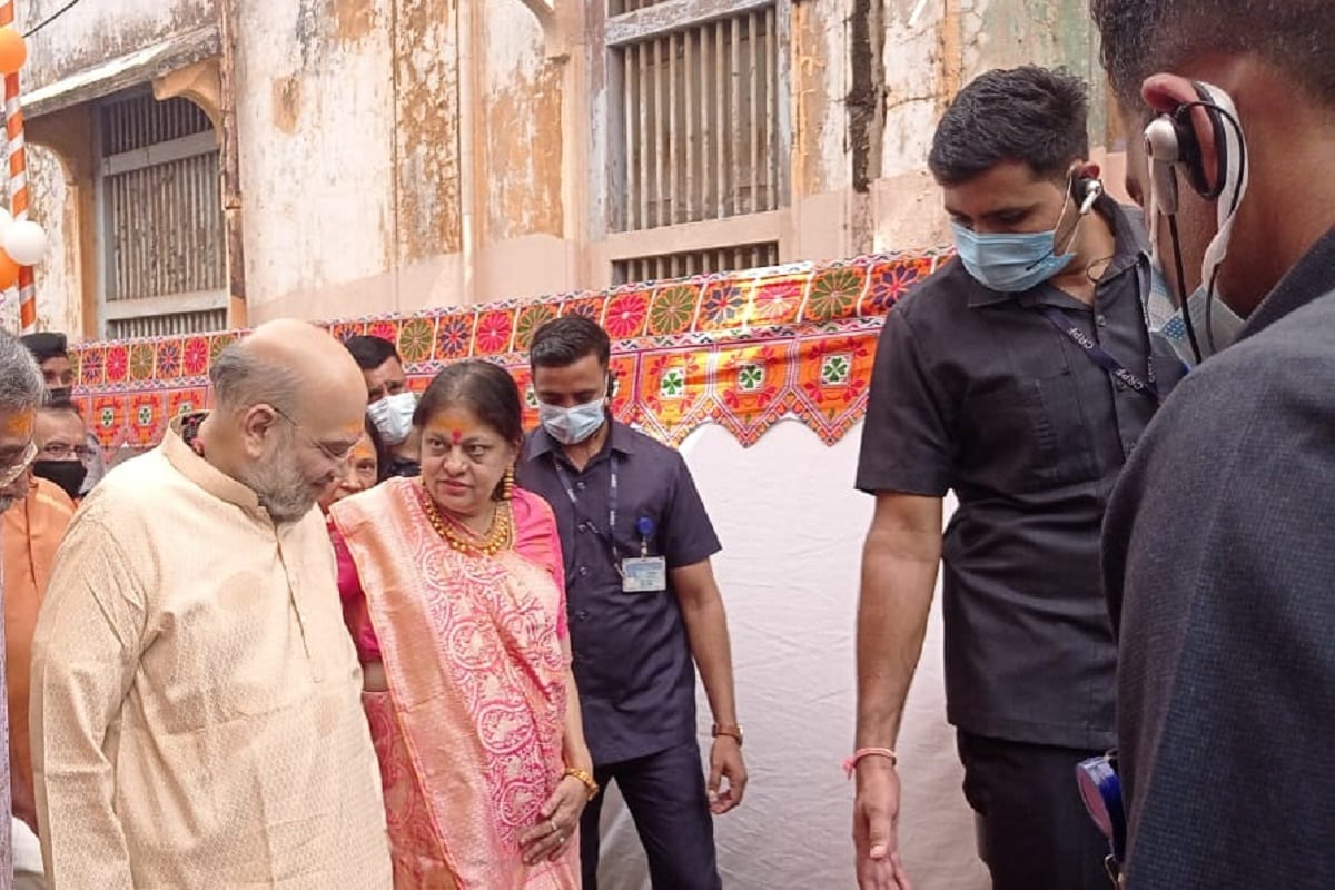 અમદાવાદ: કેન્દ્રીય ગૃહમંત્રી અમિત શાહના (Amit Shah) ગામ માણસામાં (Mansa, Bahuchar mata Temple) આવેલા બહુચર માતાના મંદિરમાં આજે પ્રાણપ્રતિષ્ઠા કાર્યક્રમ યોજાયો છે. જેમાં અમિત શાહ પોતાના પરિવાર સાથે હાજર રહ્યા હતા. મંદિરમાં યોજાઈ રહેલા ઉત્સવને લઈને અમિત શાહનો પરિવાર પહેલેથી જ માણસા પહોંચ્યા હતો. તેમના પિરવારે ગામના સામાન્ય માણસની જેમ જ ગામલોકો સાથે તૈયારી શરૂ કરી હતી. આ સાથે આજે શરદ પૂનમના (Sharad Poonam) શુભ દિવસે અમિત શાહના હસ્તે 12 વાગ્યેને 39 મિનિટે વિજય મુહૂર્તમાં કુળદેવી બહુચર માતાનું સ્થાપન કરવામાં આવ્યુ છે. (તસવીર- મયૂર માકડિયા) અમદાવાદ: કેન્દ્રીય ગૃહમંત્રી અમિત શાહના (Amit Shah) ગામ માણસામાં (Mansa, Bahuchar mata Temple) આવેલા બહુચર માતાના મંદિરમાં આજે પ્રાણપ્રતિષ્ઠા કાર્યક્રમ યોજાયો છે. જેમાં અમિત શાહ પોતાના પરિવાર સાથે હાજર રહ્યા હતા. મંદિરમાં યોજાઈ રહેલા ઉત્સવને લઈને અમિત શાહનો પરિવાર પહેલેથી જ માણસા પહોંચ્યા હતો. તેમના પિરવારે ગામના સામાન્ય માણસની જેમ જ ગામલોકો સાથે તૈયારી શરૂ કરી હતી. આ સાથે આજે શરદ પૂનમના (Sharad Poonam) શુભ દિવસે અમિત શાહના હસ્તે 12 વાગ્યેને 39 મિનિટે વિજય મુહૂર્તમાં કુળદેવી બહુચર માતાનું સ્થાપન કરવામાં આવ્યુ છે. (તસવીર- મયૂર માકડિયા)