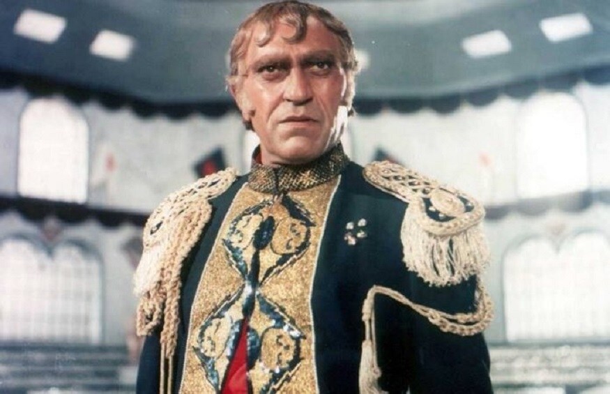 1- અમરીશ પુરી (amrish puri) બોલીવુડના સૌથી સુપ્રસિદ્ધ અભિનેતાઓમાંના એક છે, આજે લોકો તેમના શ્રેષ્ઠ અભિનય માટે તેમને યાદ કરે છે. ફિલ્મોમાં જોડાતા પહેલા તેઓ 'સ્ટેટ ઇન્શ્યોરન્સ કોર્પોરેશન ઓફ ઇન્ડિયા'માં કામ કરતા હતા. પાછળથી, જ્યારે તેમને ફિલ્મોમાં અભિનય કરવાની તક મળી, ત્યારે તેમણે નોકરી છોડી દીધી. 1- અમરીશ પુરી (amrish puri) બોલીવુડના સૌથી સુપ્રસિદ્ધ અભિનેતાઓમાંના એક છે, આજે લોકો તેમના શ્રેષ્ઠ અભિનય માટે તેમને યાદ કરે છે. ફિલ્મોમાં જોડાતા પહેલા તેઓ 'સ્ટેટ ઇન્શ્યોરન્સ કોર્પોરેશન ઓફ ઇન્ડિયા'માં કામ કરતા હતા. પાછળથી, જ્યારે તેમને ફિલ્મોમાં અભિનય કરવાની તક મળી, ત્યારે તેમણે નોકરી છોડી દીધી.