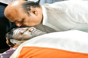 Puneeth Rajkumar last Rites: CM બસવરાજ બોમાઈએ પુનીતને કપાળ પર ચુંબન કરીને અંતિમ વિદાય આપી