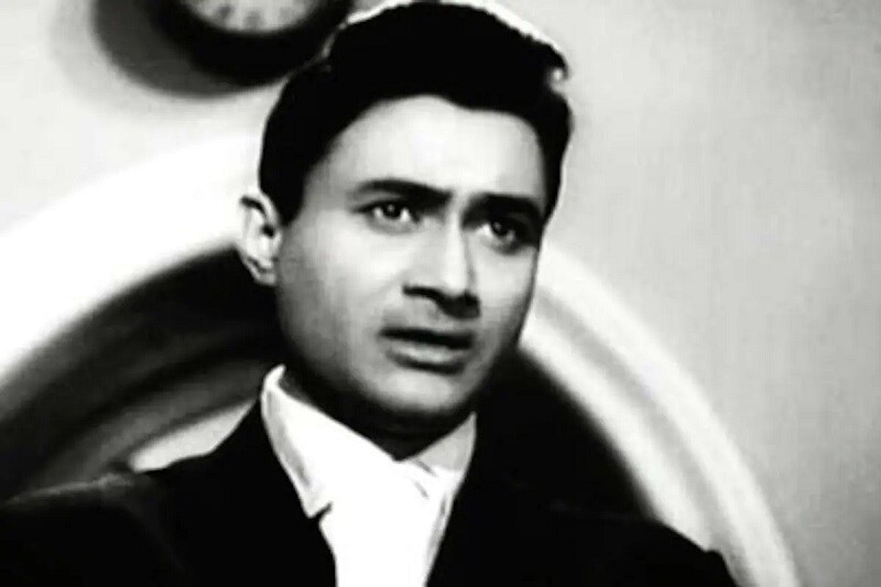4 - દેવ આનંદ (dev anand) તેમના સમયના હેન્ડસમ હીરોમાંના એક હતા. પરંતુ ફિલ્મો આવ્યા પહેલા તેઓ સરકારી નોકર હતા. દેવ આનંદ સેન્સર બોર્ડના કારકુન હતા, પરંતુ ફિલ્મોમાં તક મળતાં તેમણે આ નોકરી છોડી દીધી હતી. તેમને મિત્ર ગુરુ દત્તના કારણે બોમ્બે ટોકીઝ પ્રોડક્શનની ફિલ્મ જિદ્દીમાં મુખ્ય ભૂમિકા મળી. આ ફિલ્મ 1948માં રિલીઝ થઈ અને સફળ પણ રહી હતી. 4 - દેવ આનંદ (dev anand) તેમના સમયના હેન્ડસમ હીરોમાંના એક હતા. પરંતુ ફિલ્મો આવ્યા પહેલા તેઓ સરકારી નોકર હતા. દેવ આનંદ સેન્સર બોર્ડના કારકુન હતા, પરંતુ ફિલ્મોમાં તક મળતાં તેમણે આ નોકરી છોડી દીધી હતી. તેમને મિત્ર ગુરુ દત્તના કારણે બોમ્બે ટોકીઝ પ્રોડક્શનની ફિલ્મ જિદ્દીમાં મુખ્ય ભૂમિકા મળી. આ ફિલ્મ 1948માં રિલીઝ થઈ અને સફળ પણ રહી હતી.