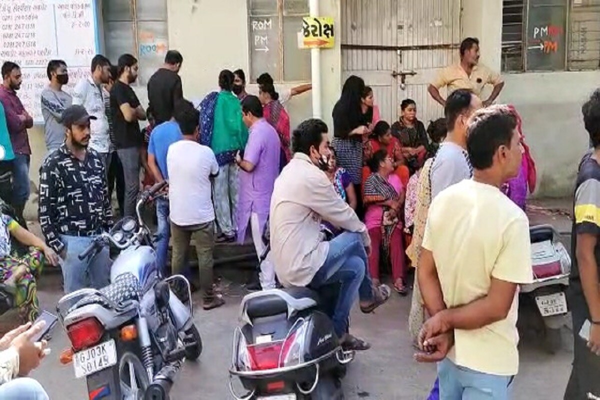 તેમજ તેનો દિયર પણ તેની સાથે રિલેશનશિપ રાખવા અંગે ત્રાસ આપતો હોય તે બાબતની જાણ યુવતીએ તેની માતાને પણ કરી હતી. ત્યારે ગઇકાલે રાત્રે પરિણીતાને ઢોરમાર મારવામાં આવતાં તેનું મૃત્યુ નીપજયું હોવાનું પરિવારજનોએ આક્ષેપ લગાવ્યો છે. તેમજ તેનો દિયર પણ તેની સાથે રિલેશનશિપ રાખવા અંગે ત્રાસ આપતો હોય તે બાબતની જાણ યુવતીએ તેની માતાને પણ કરી હતી. ત્યારે ગઇકાલે રાત્રે પરિણીતાને ઢોરમાર મારવામાં આવતાં તેનું મૃત્યુ નીપજયું હોવાનું પરિવારજનોએ આક્ષેપ લગાવ્યો છે.