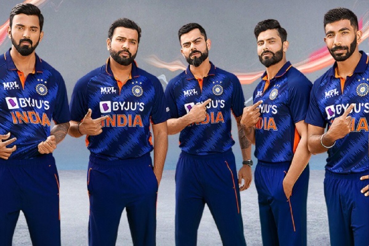 ભારતીય ક્રિકેટ કંટ્રોલ બોર્ડ (BCCI) એ મેગા ઈવેન્ટમાં ટીમ ઈન્ડિયાની નવી જર્સી (Team India New Jersey) લોન્ચ કરી છે. ‘મેન ઈન બ્લ્યૂ’ નવી જર્સી અંગે સોશિયલ મીડિયા પર ફેન્સનો ખૂબ જ ઉત્સાહ જોવા મળી રહ્યો છે. ત્યારે આપણે અહીં 1983થી લઈને 2021ની ટીમ ઇન્ડિયાની જર્સી પર નજર નાંખીશું. ભારતીય ક્રિકેટ કંટ્રોલ બોર્ડ (BCCI) એ મેગા ઈવેન્ટમાં ટીમ ઈન્ડિયાની નવી જર્સી (Team India New Jersey) લોન્ચ કરી છે. ‘મેન ઈન બ્લ્યૂ’ નવી જર્સી અંગે સોશિયલ મીડિયા પર ફેન્સનો ખૂબ જ ઉત્સાહ જોવા મળી રહ્યો છે. ત્યારે આપણે અહીં 1983થી લઈને 2021ની ટીમ ઇન્ડિયાની જર્સી પર નજર નાંખીશું.