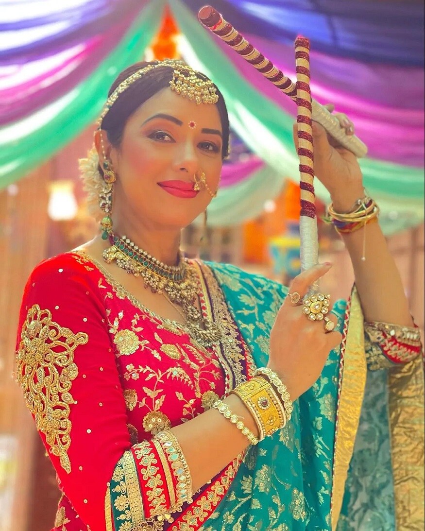 શો 'અનુપમા' મહિલા સશક્તિકરણ પર આધારિત શો છે. અનુપમા શોના કેન્દ્રમાં છે. લોકો અનુપમાની સહનશક્તિ, બુદ્ધિ અને શોમાં કામ કરવાની ક્ષમતાની પ્રશંસા કરે છે. શો 'અનુપમા' મહિલા સશક્તિકરણ પર આધારિત શો છે. અનુપમા શોના કેન્દ્રમાં છે. લોકો અનુપમાની સહનશક્તિ, બુદ્ધિ અને શોમાં કામ કરવાની ક્ષમતાની પ્રશંસા કરે છે.