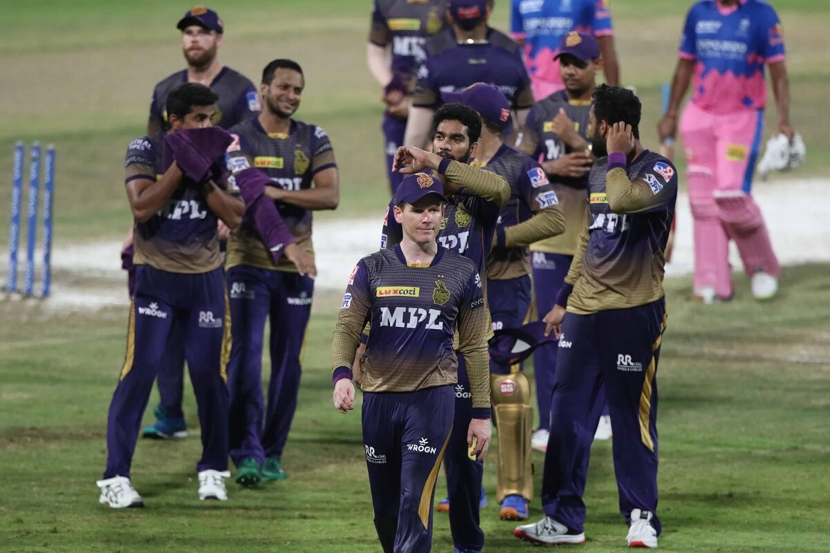 કોલકાતા નાઈટ રાઈડર્સ KKR : કોલકાતા નાઈટ રાઈડર્સે ગત સિઝનમાં કેપ્ટન રહેલા ઓઈન મોર્ગનને બહાર કાઢ્યો છે. મોર્ગન બીટિંગમાં નિષ્ફળ રહ્યો હતો. આ સાથે જ કોલકાતા નાઈટ રાઈડર્સે ગત સિઝન પેટ કમિન્સ અને પોતાના સૌથી મોંઘા ખેલાડી શુભમન ગિલને પણ રિટેન ખેલાડીઓની યાદીમાં સ્થાન આપ્યું નથી. આ ખેલાડી રિલીઝ કરાયા: ઈયોન મોર્ગન, પેટ કમિન્સ, શુભમન ગિલ અને દિનેશ કાર્તિક કોલકાતા નાઈટ રાઈડર્સ KKR : કોલકાતા નાઈટ રાઈડર્સે ગત સિઝનમાં કેપ્ટન રહેલા ઓઈન મોર્ગનને બહાર કાઢ્યો છે. મોર્ગન બીટિંગમાં નિષ્ફળ રહ્યો હતો. આ સાથે જ કોલકાતા નાઈટ રાઈડર્સે ગત સિઝન પેટ કમિન્સ અને પોતાના સૌથી મોંઘા ખેલાડી શુભમન ગિલને પણ રિટેન ખેલાડીઓની યાદીમાં સ્થાન આપ્યું નથી. આ ખેલાડી રિલીઝ કરાયા: ઈયોન મોર્ગન, પેટ કમિન્સ, શુભમન ગિલ અને દિનેશ કાર્તિક