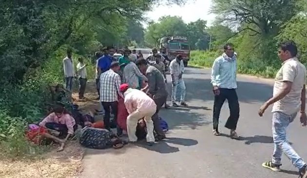 બનાવની વિગતો એવી છે રાજસ્થાનના બાસવાડાનો પરિવાર વીરપુર ખાતે ધાર્મિકકાર્યે આવ્યો હતો. દરમિયાન દર્શન કરીને પરત જઈ રહેલા પરિવારનો મહિસાગર જિલ્લાના ખાનપુર-લીમડિયા હાઇવે પર ગમખ્વાર અકસ્માત સર્જાયો હતો. બનાવની વિગતો એવી છે રાજસ્થાનના બાસવાડાનો પરિવાર વીરપુર ખાતે ધાર્મિકકાર્યે આવ્યો હતો. દરમિયાન દર્શન કરીને પરત જઈ રહેલા પરિવારનો મહિસાગર જિલ્લાના ખાનપુર-લીમડિયા હાઇવે પર ગમખ્વાર અકસ્માત સર્જાયો હતો.