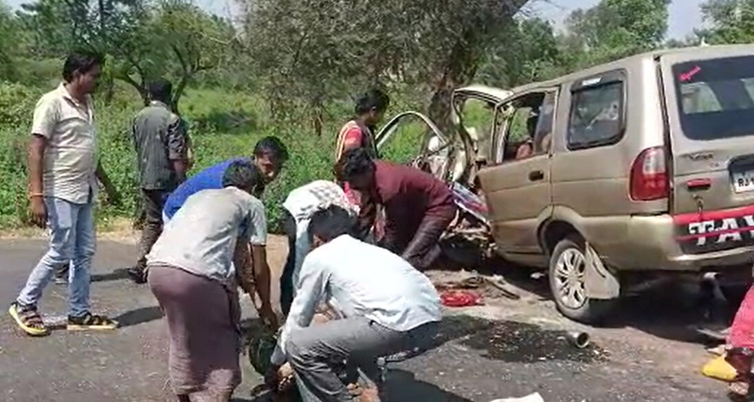 બેકાબૂ બનેલી તવેરા ગાડી ધડામ દઈને ઝાડમાં ઘૂસી જતા બોનેટનો કચ્ચરઘાણ વળી ગયો હતો. દરમિયાનમાં આ કારમાં સવાર એક જ પરિવારના 11 સભ્યોને ઈજાઓ પહોંચી હતી. રસ્તા પર ઈજાગ્રસ્ત મહિલાઓને ઢગલાની જેમ જોઈને રૂવાંડા ઊભા થઈ જાય તેવાં દૃશ્યો સામે આવ્યા હતા. બેકાબૂ બનેલી તવેરા ગાડી ધડામ દઈને ઝાડમાં ઘૂસી જતા બોનેટનો કચ્ચરઘાણ વળી ગયો હતો. દરમિયાનમાં આ કારમાં સવાર એક જ પરિવારના 11 સભ્યોને ઈજાઓ પહોંચી હતી. રસ્તા પર ઈજાગ્રસ્ત મહિલાઓને ઢગલાની જેમ જોઈને રૂવાંડા ઊભા થઈ જાય તેવાં દૃશ્યો સામે આવ્યા હતા.
