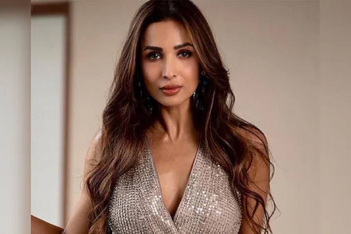 મુંબઈ: બોલિવૂડે (Bollywood) ઘણા લોકોને ફર્શથી સીધા અર્શ સુધી પહોંચાડ્યા છે. આનું કારણ એ છે કે બોલિવૂડે લોકોને કામ આપ્યું છે, આજે તેમની મહેનત અને સમર્પણને કારણે તેઓ બોલીવુડમાં એક મોટું સ્થાન હાંસલ કરી રહ્યા છે. આજના બોલિવૂડમાં, એક અભિનેતા (Actor) ફિલ્મ (Film) કરવા માટે જેટલો ચાર્જ (Fee) લે છે તેટલો જ એક અભિનેત્રી (Actress) પણ ફિલ્મ કરવા માટે ચાર્જ લે છે, પરંતુ એવી અભિનેત્રીઓ પણ છે જેમની ફી ઘણી વધારે છે. મુંબઈ: બોલિવૂડે (Bollywood) ઘણા લોકોને ફર્શથી સીધા અર્શ સુધી પહોંચાડ્યા છે. આનું કારણ એ છે કે બોલિવૂડે લોકોને કામ આપ્યું છે, આજે તેમની મહેનત અને સમર્પણને કારણે તેઓ બોલીવુડમાં એક મોટું સ્થાન હાંસલ કરી રહ્યા છે. આજના બોલિવૂડમાં, એક અભિનેતા (Actor) ફિલ્મ (Film) કરવા માટે જેટલો ચાર્જ (Fee) લે છે તેટલો જ એક અભિનેત્રી (Actress) પણ ફિલ્મ કરવા માટે ચાર્જ લે છે, પરંતુ એવી અભિનેત્રીઓ પણ છે જેમની ફી ઘણી વધારે છે.