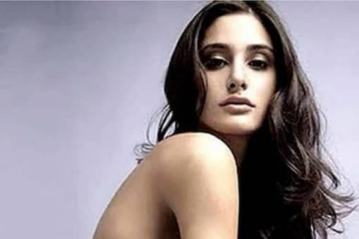 Nargis Fakhri Birthday : આજે બોલિવૂડ અભિનેત્રી નરગિસ ફખરીનો જન્મદિવસ (Nargis Fakhri Birthday) છે અને તે 42 વર્ષની થઈ ગઈ છે. નરગીસનો જન્મ 20 ઓક્ટોબર 1979 ના રોજ ન્યૂયોર્ક (Newyork)માં મોહમ્મદ ફખરી અને મેરી ફાખરીના ઘરે થયો હતો. તેના જન્મદિવસ પર નરગીસના જીવન સાથે જોડાયેલી ખાસ વાતો જાણો. નરગિસના પિતા મોહમ્મદ ફખરી પત્ની મેરી ફાખરીથી અલગ થયાના થોડા વર્ષો પછી ગુજરી ગયા. નરગીસના પિતા પાકિસ્તાની (Pakistani) હતા અને અભિનેત્રી અમેરિકન નાગરિકત્વ (American citizenship) ધરાવે છે, જેના કારણે તે પોતાને વૈશ્વિક નાગરિક કહે છે. Nargis Fakhri Birthday : આજે બોલિવૂડ અભિનેત્રી નરગિસ ફખરીનો જન્મદિવસ (Nargis Fakhri Birthday) છે અને તે 42 વર્ષની થઈ ગઈ છે. નરગીસનો જન્મ 20 ઓક્ટોબર 1979 ના રોજ ન્યૂયોર્ક (Newyork)માં મોહમ્મદ ફખરી અને મેરી ફાખરીના ઘરે થયો હતો. તેના જન્મદિવસ પર નરગીસના જીવન સાથે જોડાયેલી ખાસ વાતો જાણો. નરગિસના પિતા મોહમ્મદ ફખરી પત્ની મેરી ફાખરીથી અલગ થયાના થોડા વર્ષો પછી ગુજરી ગયા. નરગીસના પિતા પાકિસ્તાની (Pakistani) હતા અને અભિનેત્રી અમેરિકન નાગરિકત્વ (American citizenship) ધરાવે છે, જેના કારણે તે પોતાને વૈશ્વિક નાગરિક કહે છે.