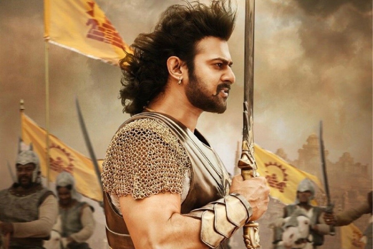 પ્રભાસના જન્મદિવસ માટે ઉજવણી - તમને જણાવી દઈએ કે પ્રભાસની આ ફિલ્મ આઠ વર્ષ પહેલા કોરાટલા શિવા દ્વારા નિર્દેશિત અને યુવી ક્રિએશન્સ દ્વારા બનાવવામાં આવી હતી. આ ફિલ્મ બ્લોકબસ્ટર હતી અને બોક્સ ઓફિસ પર ઘણા રેકોર્ડ તોડ્યા હતા. પ્રભાસની આ ફિલ્મ આઠ વર્ષ પછી પણ જોવા માટે ચાહકો ઉત્સાહિત દેખાઈ રહ્યા છે. તમને જણાવી દઈએ કે પ્રભાસ સાઉથનો સૌથી વધુ પસંદ કરાયેલો અભિનેતા છે. ચાહકો તેની દરેક ફિલ્મને ખૂબ પ્રેમ આપે છે. તેમની ફિલ્મ બાહુબલીએ પણ ઘણા રેકોર્ડ તોડ્યા. આ ફિલ્મ બાદ પ્રભાસની ફેન ફોલોઈંગ બમણી થઈ ગઈ હતી. એટલું જ નહીં, સાઉથ સિવાય બી-ટાઉનના ઘણા મોટા સ્ટાર્સ પણ પ્રભાસની એક્ટિંગથી પ્રભાવિત થઇ રહ્યા છે અને ઘણી મોટી અભિનેત્રીઓ તેની સાથે બહુ જલ્દી ફિલ્મ કરવા જઈ રહી છે. પ્રભાસના જન્મદિવસ માટે ઉજવણી - તમને જણાવી દઈએ કે પ્રભાસની આ ફિલ્મ આઠ વર્ષ પહેલા કોરાટલા શિવા દ્વારા નિર્દેશિત અને યુવી ક્રિએશન્સ દ્વારા બનાવવામાં આવી હતી. આ ફિલ્મ બ્લોકબસ્ટર હતી અને બોક્સ ઓફિસ પર ઘણા રેકોર્ડ તોડ્યા હતા. પ્રભાસની આ ફિલ્મ આઠ વર્ષ પછી પણ જોવા માટે ચાહકો ઉત્સાહિત દેખાઈ રહ્યા છે. તમને જણાવી દઈએ કે પ્રભાસ સાઉથનો સૌથી વધુ પસંદ કરાયેલો અભિનેતા છે. ચાહકો તેની દરેક ફિલ્મને ખૂબ પ્રેમ આપે છે. તેમની ફિલ્મ બાહુબલીએ પણ ઘણા રેકોર્ડ તોડ્યા. આ ફિલ્મ બાદ પ્રભાસની ફેન ફોલોઈંગ બમણી થઈ ગઈ હતી. એટલું જ નહીં, સાઉથ સિવાય બી-ટાઉનના ઘણા મોટા સ્ટાર્સ પણ પ્રભાસની એક્ટિંગથી પ્રભાવિત થઇ રહ્યા છે અને ઘણી મોટી અભિનેત્રીઓ તેની સાથે બહુ જલ્દી ફિલ્મ કરવા જઈ રહી છે.