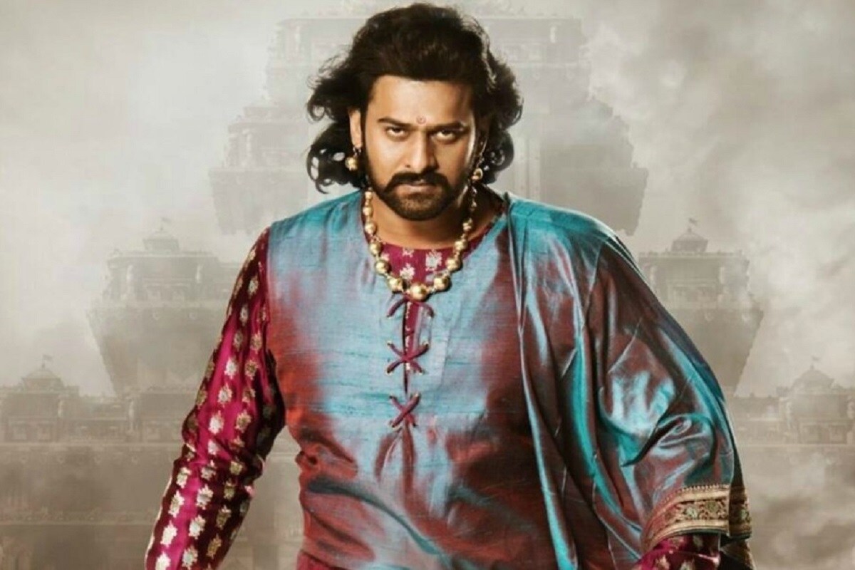 મુંબઈ : સાઉથ ફિલ્મ ઇન્ડસ્ટ્રી (South Film Industories) તેમજ બૉલીવુડ (Bollywood) સ્ટાર પ્રભાસનો જન્મ (Prabhas Birthday) 23 ઓક્ટોબરે,1979ના રોજ ચેન્નાઈ (Chennai)માં થયો હતો. આ 23 ઓક્ટોબરે તે પોતાનો 42મો જન્મદિવસ (Birthday) ઉજવી રહ્યો છે. દર વર્ષની જેમ આ વખતે પણ પ્રભાસ (Prabhas)ના ચાહકો (Fans)એ તેના જન્મદિવસ પહેલા જ ઉજવણીની તૈયારીઓ શરૂ કરી દીધી છે. જણાવી દઈએ કે આ ખાસ પ્રસંગે પ્રભાસની બ્લોકબસ્ટર ફિલ્મ (Prabhas Movie) મિર્ચી (Mirchi) તેલુગુ રાજ્યોના થિયેટરોમાં ફરી રિલીઝ થઈ રહી છે. આ સમાચાર સાંભળીને તેમના ચાહકોમાં ખુશીની લહેર દોડી ગઈ છે. કારણ કે, આ પ્રભાસની 8 વર્ષ જૂની હિટ ફિલ્મ (Prabhas Hit Films) છે. મુંબઈ : સાઉથ ફિલ્મ ઇન્ડસ્ટ્રી (South Film Industories) તેમજ બૉલીવુડ (Bollywood) સ્ટાર પ્રભાસનો જન્મ (Prabhas Birthday) 23 ઓક્ટોબરે,1979ના રોજ ચેન્નાઈ (Chennai)માં થયો હતો. આ 23 ઓક્ટોબરે તે પોતાનો 42મો જન્મદિવસ (Birthday) ઉજવી રહ્યો છે. દર વર્ષની જેમ આ વખતે પણ પ્રભાસ (Prabhas)ના ચાહકો (Fans)એ તેના જન્મદિવસ પહેલા જ ઉજવણીની તૈયારીઓ શરૂ કરી દીધી છે. જણાવી દઈએ કે આ ખાસ પ્રસંગે પ્રભાસની બ્લોકબસ્ટર ફિલ્મ (Prabhas Movie) મિર્ચી (Mirchi) તેલુગુ રાજ્યોના થિયેટરોમાં ફરી રિલીઝ થઈ રહી છે. આ સમાચાર સાંભળીને તેમના ચાહકોમાં ખુશીની લહેર દોડી ગઈ છે. કારણ કે, આ પ્રભાસની 8 વર્ષ જૂની હિટ ફિલ્મ (Prabhas Hit Films) છે.