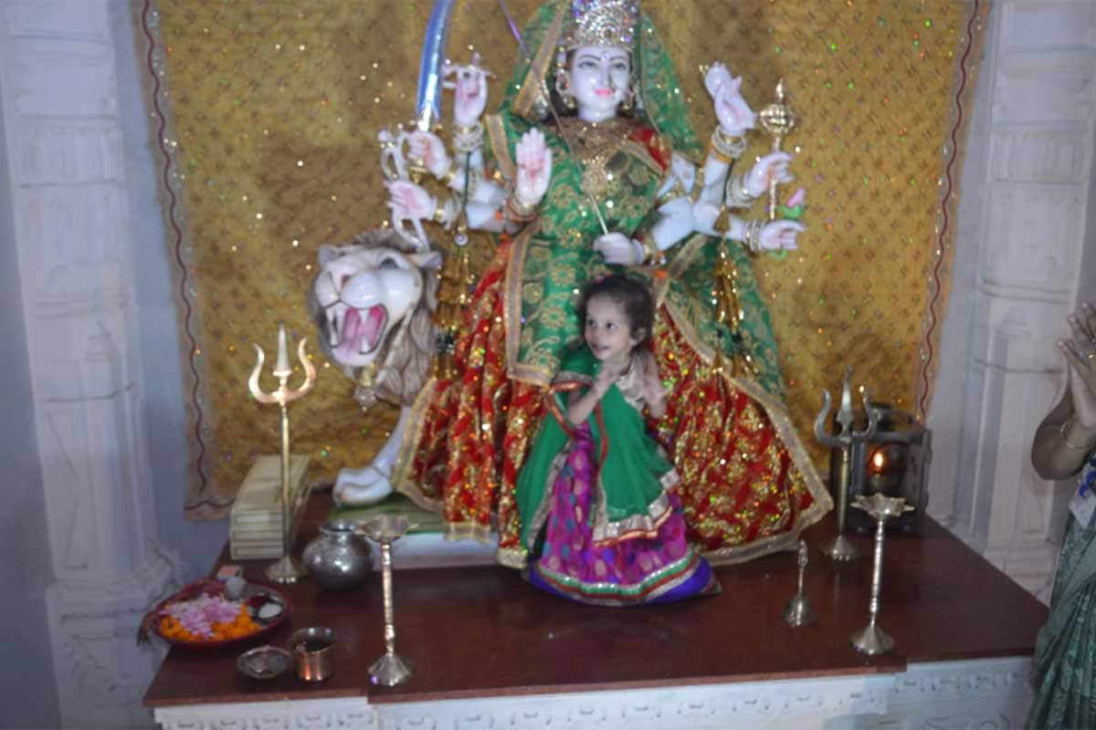 અંકિત પોપટ, રાજકોટ: ગુરુવારથી મા આદ્યશક્તિના નવલા નોરતા (Navratri 2021)ની શરૂઆત થઇ ચૂકી છે. નવરાત્રીના પ્રથમ રાત્રિએ રાજકોટ શહેર પોલીસ કમિશનર (Rajkot city police commissioner) સહિતના ઉચ્ચ અધિકારીઓ દ્વારા રાજકોટ પોલીસ હેડ ક્વાર્ટર ખાતે અંબા માતાના મંદિર (Maa Amba temple) સ્થિત મહાઆરતીનું આયોજન કરવામાં આવ્યું હતું. આ તકે રાજકોટના પોલીસ કમિશનર મનોજ અગ્રવાલ (Rajkot CP Manoj Agrawal), જોઇન્ટ પોલીસ કમિશનર અહેમદ ખુર્શીદ, dcp પ્રવિણકુમાર મીણા, ડીસીપી મનોહરસિંહ જાડેજા તેમજ એસીપી પીઆઇ પીએસઆઇ સહિતના અધિકારીઓ હાજર રહ્યા હતા. સાથે જ વર્ષ 2020માં તાજી જન્મેલી બાળકીને તરછોડવામાં આવી હતી. તે દીકરી અંબા (Amba) પણ તેના જીવનની બીજી નવરાત્રી અંતર્ગત મહાઆરતીમાં હાજર રહી હતી. અંકિત પોપટ, રાજકોટ: ગુરુવારથી મા આદ્યશક્તિના નવલા નોરતા (Navratri 2021)ની શરૂઆત થઇ ચૂકી છે. નવરાત્રીના પ્રથમ રાત્રિએ રાજકોટ શહેર પોલીસ કમિશનર (Rajkot city police commissioner) સહિતના ઉચ્ચ અધિકારીઓ દ્વારા રાજકોટ પોલીસ હેડ ક્વાર્ટર ખાતે અંબા માતાના મંદિર (Maa Amba temple) સ્થિત મહાઆરતીનું આયોજન કરવામાં આવ્યું હતું. આ તકે રાજકોટના પોલીસ કમિશનર મનોજ અગ્રવાલ (Rajkot CP Manoj Agrawal), જોઇન્ટ પોલીસ કમિશનર અહેમદ ખુર્શીદ, dcp પ્રવિણકુમાર મીણા, ડીસીપી મનોહરસિંહ જાડેજા તેમજ એસીપી પીઆઇ પીએસઆઇ સહિતના અધિકારીઓ હાજર રહ્યા હતા. સાથે જ વર્ષ 2020માં તાજી જન્મેલી બાળકીને તરછોડવામાં આવી હતી. તે દીકરી અંબા (Amba) પણ તેના જીવનની બીજી નવરાત્રી અંતર્ગત મહાઆરતીમાં હાજર રહી હતી.