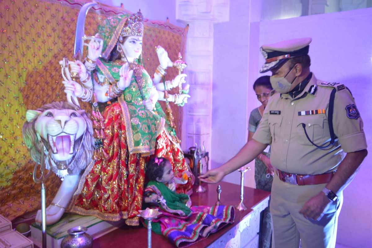 અંબા આજે દોઢ વર્ષથી વધુ વયની થઈ ચૂકી છે. આગામી થોડા દિવસોમાં તેને દત્તક લેનાર પરિવાર ઈટલીથી આવી પહોંચશે તે પૂર્વે તે પોલીસ હેડ ક્વાર્ટર સ્થિત અંબા માતાના મંદિરે આવી પહોંચી હતી. ત્યાં માતાજીના ચરણોમાં તે રમી હતી. સાથે સાથે શહેર પોલીસ કમિશનર મનોજ અગ્રવાલ દ્વારા બાળકીનું મોં મીઠું કરાવવામાં આવ્યું હતું. અંબા આજે દોઢ વર્ષથી વધુ વયની થઈ ચૂકી છે. આગામી થોડા દિવસોમાં તેને દત્તક લેનાર પરિવાર ઈટલીથી આવી પહોંચશે તે પૂર્વે તે પોલીસ હેડ ક્વાર્ટર સ્થિત અંબા માતાના મંદિરે આવી પહોંચી હતી. ત્યાં માતાજીના ચરણોમાં તે રમી હતી. સાથે સાથે શહેર પોલીસ કમિશનર મનોજ અગ્રવાલ દ્વારા બાળકીનું મોં મીઠું કરાવવામાં આવ્યું હતું.