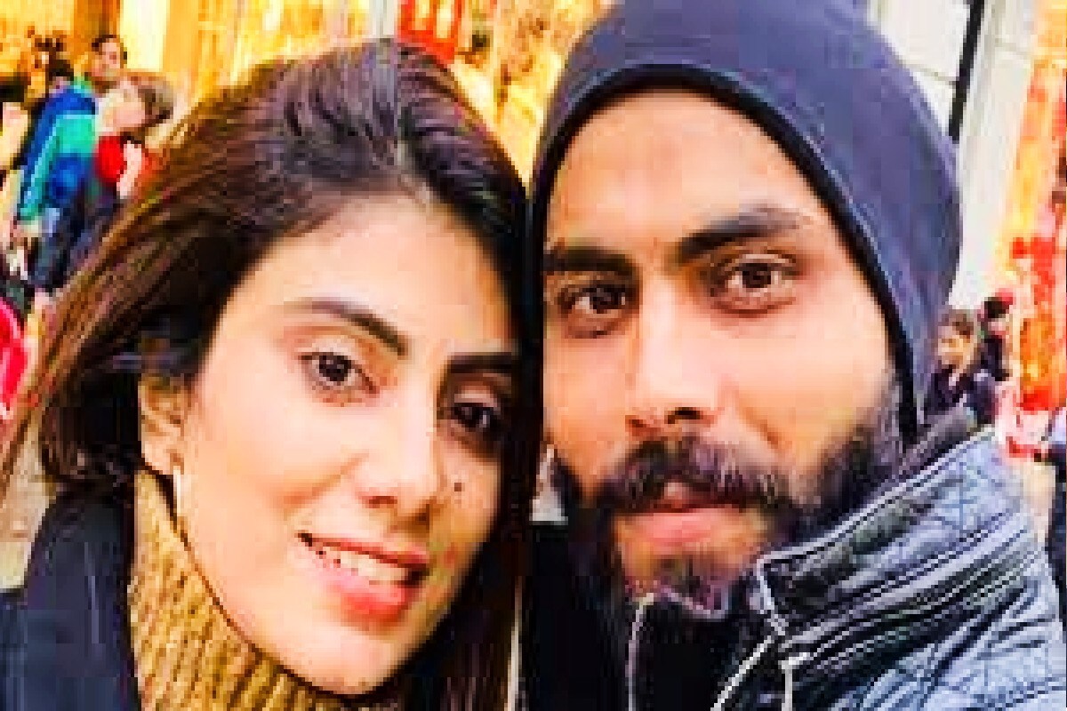 રવિન્દ્ર જાડેજા (Ravindra Jadeja) રવિન્દ્ર જાડેજા ભારતના એ-ક્લાસ ઓલરાઉન્ડર છે. તેમણે ભારત માટે અનેક ઈનિંગ્સ રમી છે. રવિન્દ્ર જાડેજાએ રિવાબા સોલંકી (Rivaba Solanki) સાથે એપ્રિલ 2016 માં લગ્ન કર્યા હતા. રિવાબા સોલંકી એક મિકેનિકલ એન્જિનિયર છે. રિવાબા જાડેજાનો પરિવાર ગુજરાતના અમીર પરિવારોમાંથી એક છે. રવિન્દ્ર જાડેજા (Ravindra Jadeja) રવિન્દ્ર જાડેજા ભારતના એ-ક્લાસ ઓલરાઉન્ડર છે. તેમણે ભારત માટે અનેક ઈનિંગ્સ રમી છે. રવિન્દ્ર જાડેજાએ રિવાબા સોલંકી (Rivaba Solanki) સાથે એપ્રિલ 2016 માં લગ્ન કર્યા હતા. રિવાબા સોલંકી એક મિકેનિકલ એન્જિનિયર છે. રિવાબા જાડેજાનો પરિવાર ગુજરાતના અમીર પરિવારોમાંથી એક છે.