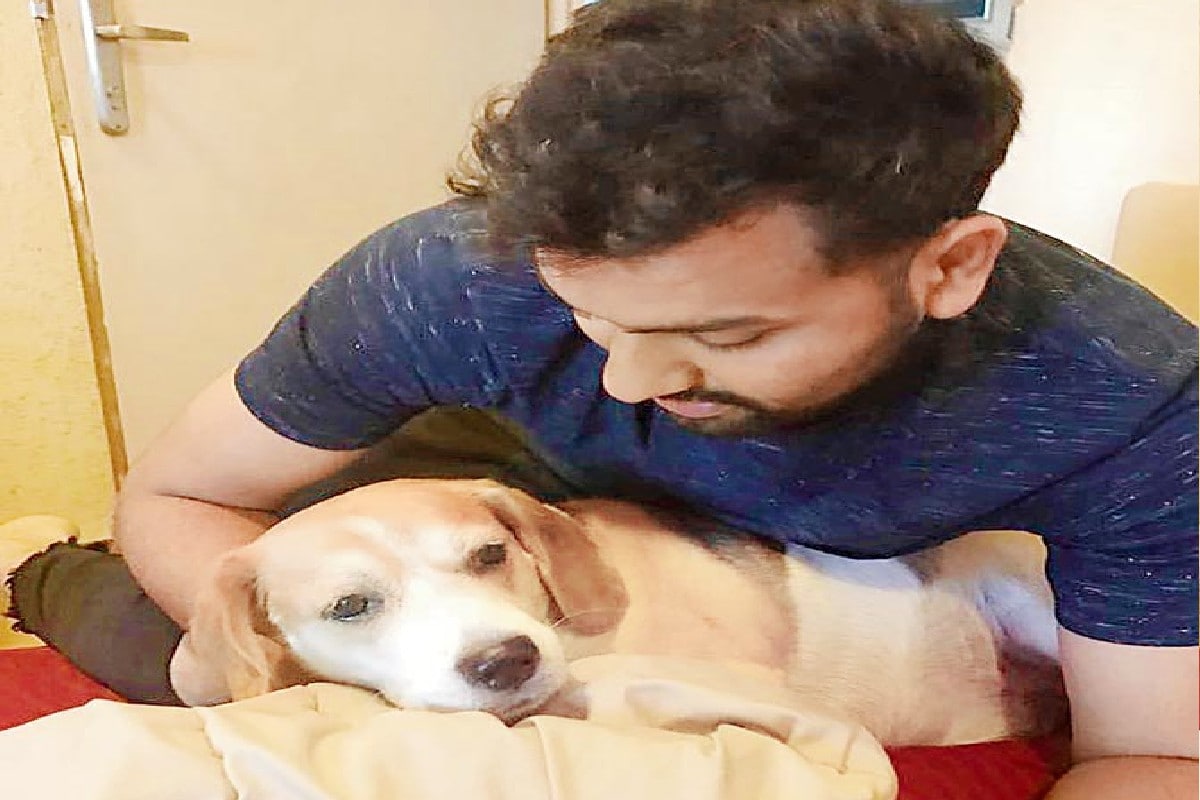 રોહિત શર્માનુ પેટ ડોગ (Rohit sharma Dog) : રોહિત શર્માએ બીગલ ડોગને દત્તક લીધો છે. જ્યારે પણ તે ઘરે હોય ત્યારે ઘણીવાર તેની સાથે ગુણવત્તાયુક્ત સમય વિતાવતો જોવા મળે છે. રોહિત તેના સોશિયલ મીડિયા એકાઉન્ટ્સ પર તેના ચાહકો સાથે તેના નુ પેટ ડોગની તસવીરો પણ શેર કરે છે. રોહિત શર્માનુ પેટ ડોગ (Rohit sharma Dog) : રોહિત શર્માએ બીગલ ડોગને દત્તક લીધો છે. જ્યારે પણ તે ઘરે હોય ત્યારે ઘણીવાર તેની સાથે ગુણવત્તાયુક્ત સમય વિતાવતો જોવા મળે છે. રોહિત તેના સોશિયલ મીડિયા એકાઉન્ટ્સ પર તેના ચાહકો સાથે તેના નુ પેટ ડોગની તસવીરો પણ શેર કરે છે.