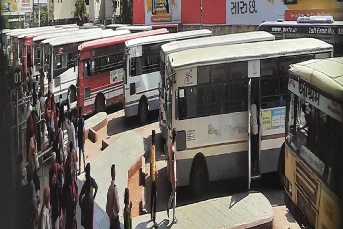 વિભુ પટેલ, અમદાવાદ : છેલ્લા કેટલા સમયથી એસટી નિગમના કર્મચારીઓ (ST Corporation Employees)પોતાના પડતર પ્રશ્નોને લઇ રજૂઆત કરી રહ્યા છે. તેમ છતાં સરકાર (Government)તેમના પ્રશ્ન પર મૌન છે. સરકાર તરફથી કોઈ હકારાત્મક વલણ ન આવતા કર્મચારીઓમાં રોષ જોવા મળ્યો છે. અમદાવાદ ગીતા મંદિર બસ સ્ટેશન (Ahmedabad Geeta Mandir Bus Station)પર સંકલન સમિતિના સભ્યોની મિટિંગ મળી અને સરકારને 30 કલાકનો સમય આપ્યો છે. જો સરકાર માંગ નહીં માને તો 20 ઓક્ટોબરની મધ્યરાત્રીથી 8000 બસના (ST bus) પૈડા થંભાવવા માટે કર્મચારીઓ (ST bus strike) મક્કમ બન્યા છે. વિભુ પટેલ, અમદાવાદ : છેલ્લા કેટલા સમયથી એસટી નિગમના કર્મચારીઓ (ST Corporation Employees)પોતાના પડતર પ્રશ્નોને લઇ રજૂઆત કરી રહ્યા છે. તેમ છતાં સરકાર (Government)તેમના પ્રશ્ન પર મૌન છે. સરકાર તરફથી કોઈ હકારાત્મક વલણ ન આવતા કર્મચારીઓમાં રોષ જોવા મળ્યો છે. અમદાવાદ ગીતા મંદિર બસ સ્ટેશન (Ahmedabad Geeta Mandir Bus Station)પર સંકલન સમિતિના સભ્યોની મિટિંગ મળી અને સરકારને 30 કલાકનો સમય આપ્યો છે. જો સરકાર માંગ નહીં માને તો 20 ઓક્ટોબરની મધ્યરાત્રીથી 8000 બસના (ST bus) પૈડા થંભાવવા માટે કર્મચારીઓ (ST bus strike) મક્કમ બન્યા છે.