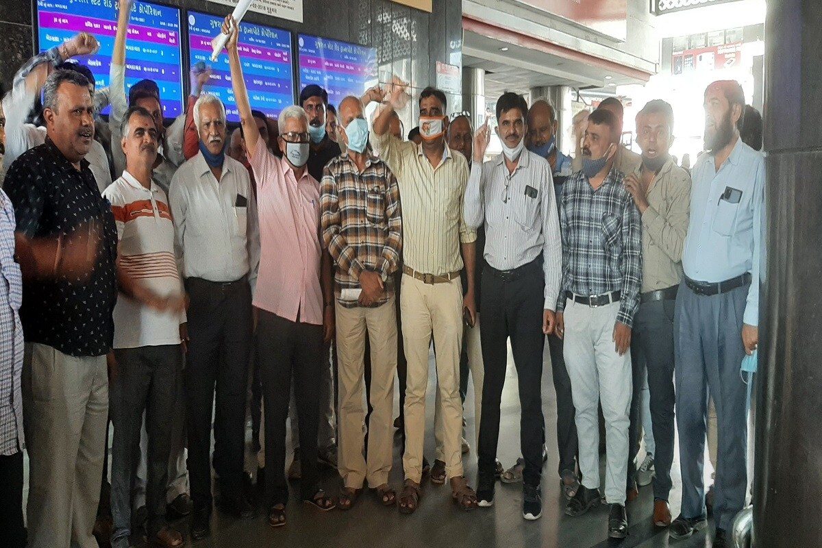 સરકાર પડતર પ્રશ્નો મુદ્દે ચર્ચા કરી અને સમાધાન કાઢે તે માટે કર્મચારીઓ માંગ કરી રહ્યા છે. સરકાર જવાબ નહીં આપે તો 21 તારીખે 40,000 કર્મચારીઓ માસ સીએલ પર ઉતરી જશે. રજા પર જવા માટે તમામ કર્મચારીઓએ રજા રિપોર્ટ સબમિટ કર્યો છે. ગઈ કાલે સંકલન સમિતિના સભ્યો સરકારના મંત્રીઓને મળવા માટે ગયા હતા પરંતુ નાણામંત્રીએ ઉડાઉ જવાબ આપ્યો હતો કે જે મળે તે લઈ લો ચર્ચા ન કરો. જેને લઈ કર્મચારીઓમાં રોષ જોવા મળ્યો છે. સરકાર પડતર પ્રશ્નો મુદ્દે ચર્ચા કરી અને સમાધાન કાઢે તે માટે કર્મચારીઓ માંગ કરી રહ્યા છે. સરકાર જવાબ નહીં આપે તો 21 તારીખે 40,000 કર્મચારીઓ માસ સીએલ પર ઉતરી જશે. રજા પર જવા માટે તમામ કર્મચારીઓએ રજા રિપોર્ટ સબમિટ કર્યો છે. ગઈ કાલે સંકલન સમિતિના સભ્યો સરકારના મંત્રીઓને મળવા માટે ગયા હતા પરંતુ નાણામંત્રીએ ઉડાઉ જવાબ આપ્યો હતો કે જે મળે તે લઈ લો ચર્ચા ન કરો. જેને લઈ કર્મચારીઓમાં રોષ જોવા મળ્યો છે.