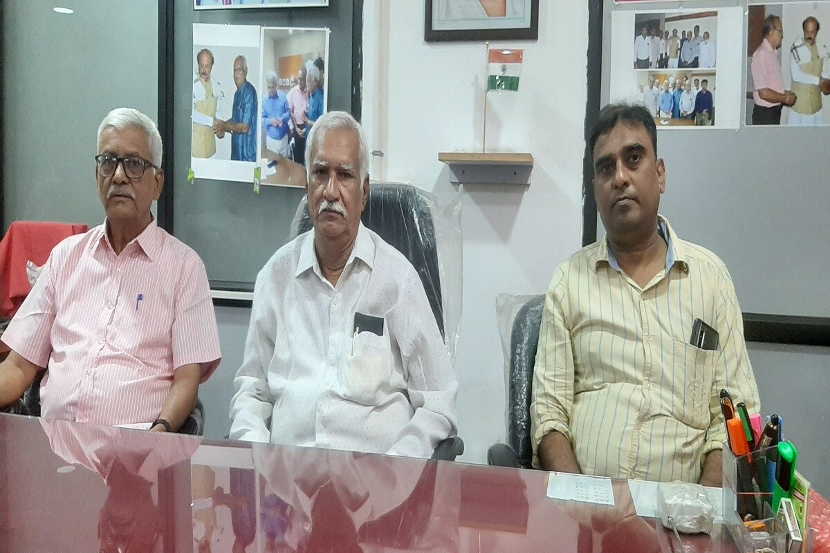 કુદરતી આપત્તિ અને રાજકીય બદલાવના કારણે અમે લડત મોકૂફ રાખી હતી. નવા મંત્રીએ અમને 15 દિવસનો સમય આપ્યો હતો તે સમય પણ પૂર્ણ થયો છે. વાહનવ્યવહાર મંત્રી અને નાણાં મંત્રી પણ વાત સાંભળતા નથી માટે અમે 3 સંગઠનોએ સરકારને 30 કલાકની મહોલત આપી છે. અમારી સાથે વાત કરી બેઠક કરીને પડતર પ્રશ્નોનું સમાધાન કરો અન્યથા રાજ્યના મુસાફરોને મુશ્કેલીઓ પડશે તો એની જવાબદારી અમારી નહીં રહેવાની ચીમકી ઉચ્ચારી છે. એસટી નિગમના કર્મચારીઓએ એસટી નિગમ ગીતા મંદિર બસ સ્ટેશન પર સૂત્રોચ્ચાર કર્યા હતા અને સરકાર સામે રોષ વ્યકત કર્યો હતો. સરકાર માંગ પુરી નહીં કરે તો 40 હજાર કર્મચારીઓ માસ સીએલ પર ઉતરી જશે અને 8000 બસના પૈડાં થંભી જશે. કુદરતી આપત્તિ અને રાજકીય બદલાવના કારણે અમે લડત મોકૂફ રાખી હતી. નવા મંત્રીએ અમને 15 દિવસનો સમય આપ્યો હતો તે સમય પણ પૂર્ણ થયો છે. વાહનવ્યવહાર મંત્રી અને નાણાં મંત્રી પણ વાત સાંભળતા નથી માટે અમે 3 સંગઠનોએ સરકારને 30 કલાકની મહોલત આપી છે. અમારી સાથે વાત કરી બેઠક કરીને પડતર પ્રશ્નોનું સમાધાન કરો અન્યથા રાજ્યના મુસાફરોને મુશ્કેલીઓ પડશે તો એની જવાબદારી અમારી નહીં રહેવાની ચીમકી ઉચ્ચારી છે. એસટી નિગમના કર્મચારીઓએ એસટી નિગમ ગીતા મંદિર બસ સ્ટેશન પર સૂત્રોચ્ચાર કર્યા હતા અને સરકાર સામે રોષ વ્યકત કર્યો હતો. સરકાર માંગ પુરી નહીં કરે તો 40 હજાર કર્મચારીઓ માસ સીએલ પર ઉતરી જશે અને 8000 બસના પૈડાં થંભી જશે.