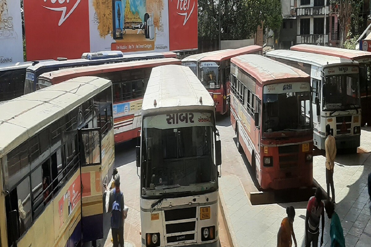 મંગળવારે અમદાવાદ ગીતા મંદિર બસ સ્ટેશન પર સંકલન સમિતિની બેઠક મળી હતી. સંકલન સમિતિના સભ્યોએ 21 ઓક્ટોબરની રણનીતિ તૈયાર કરી છે. સરકારને 20 ઓક્ટોબર રાતે 10 વાગ્યા સુધીનો સમય આપ્યો છે. સંકલન સમિતિના સભ્યએ ન્યૂઝ 18 ગુજરાતી સાથે વાત કરતા જણાવ્યું કે સરકાર એસટી નિગમના કર્મચારીઓની માંગણી મુદ્દે વિચારે કરે. કારણે 2019માં પણ અમે લડત આપી હતી. 2 વર્ષ બાદ પણ સરકારે તે પ્રશ્નો ઉકેલ્યા નથી. સરકારના અન્ય નિગમોને 28 ટકા ડીએ અપાય છે. જ્યારે અમને ફક્ત 12 ટકા જ અપાય છે. વારસદારોને નોકરી પણ અપાતી નથી. 7 માં પગારપંચનું એરિયર્સ પણ ચૂકવાતું નથી. આવા અનેક પ્રશ્નોની અનેકવાર રજુઆત કરી છે પણ કોઈ પરિણામ નથી. મંગળવારે અમદાવાદ ગીતા મંદિર બસ સ્ટેશન પર સંકલન સમિતિની બેઠક મળી હતી. સંકલન સમિતિના સભ્યોએ 21 ઓક્ટોબરની રણનીતિ તૈયાર કરી છે. સરકારને 20 ઓક્ટોબર રાતે 10 વાગ્યા સુધીનો સમય આપ્યો છે. સંકલન સમિતિના સભ્યએ ન્યૂઝ 18 ગુજરાતી સાથે વાત કરતા જણાવ્યું કે સરકાર એસટી નિગમના કર્મચારીઓની માંગણી મુદ્દે વિચારે કરે. કારણે 2019માં પણ અમે લડત આપી હતી. 2 વર્ષ બાદ પણ સરકારે તે પ્રશ્નો ઉકેલ્યા નથી. સરકારના અન્ય નિગમોને 28 ટકા ડીએ અપાય છે. જ્યારે અમને ફક્ત 12 ટકા જ અપાય છે. વારસદારોને નોકરી પણ અપાતી નથી. 7 માં પગારપંચનું એરિયર્સ પણ ચૂકવાતું નથી. આવા અનેક પ્રશ્નોની અનેકવાર રજુઆત કરી છે પણ કોઈ પરિણામ નથી.