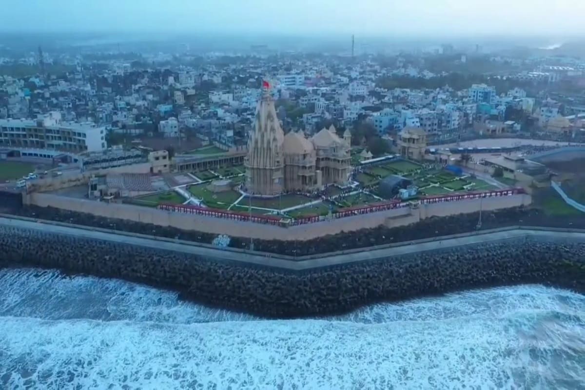 (સોમનાથથી દિનેશ સોલંકીનો રિપોર્ટ) પ્રથમ જ્યોતિર્લિંગ સોમનાથ મહાદેવ મંદિરે (Somnath Temple) દર્શનાર્થે જવા માટે જુદાજુદા ત્રણથી ચાર રસ્તાઓ છે. જેમાં માત્ર એક મુખ્ય માર્ગજ વિશાળ છે. જ્યારે અન્ય માર્ગો પ્રમાણમાં સાંકડા છે. શ્રધ્ધાળુઓના ધસારા સમયે ખૂબ ટ્રાફિક વધી જતો હોય સોમનાથ ટ્રસ્ટ અને યાત્રાધામ વિકાસ બોર્ડ દ્વારા સોમનાથ બાયપાસથી (Somnath Bypas Road) સીધા જ મંદીરનાં પાર્કિંગ સુધી વાહન પહોંચી જાય અને તે પણ કોઈપણ જાતની ટ્રાંફિક ની અડચણ સિવાય તે માટે ફોરલેન રોડ બનાવવામાં આવી રહ્યો છે. જેથી સોમનાથ યાત્રીઓને કોઇ દાદાનાં દર્શનમાં કોઇ મુશ્કેલી ન આવે. (સોમનાથથી દિનેશ સોલંકીનો રિપોર્ટ) પ્રથમ જ્યોતિર્લિંગ સોમનાથ મહાદેવ મંદિરે (Somnath Temple) દર્શનાર્થે જવા માટે જુદાજુદા ત્રણથી ચાર રસ્તાઓ છે. જેમાં માત્ર એક મુખ્ય માર્ગજ વિશાળ છે. જ્યારે અન્ય માર્ગો પ્રમાણમાં સાંકડા છે. શ્રધ્ધાળુઓના ધસારા સમયે ખૂબ ટ્રાફિક વધી જતો હોય સોમનાથ ટ્રસ્ટ અને યાત્રાધામ વિકાસ બોર્ડ દ્વારા સોમનાથ બાયપાસથી (Somnath Bypas Road) સીધા જ મંદીરનાં પાર્કિંગ સુધી વાહન પહોંચી જાય અને તે પણ કોઈપણ જાતની ટ્રાંફિક ની અડચણ સિવાય તે માટે ફોરલેન રોડ બનાવવામાં આવી રહ્યો છે. જેથી સોમનાથ યાત્રીઓને કોઇ દાદાનાં દર્શનમાં કોઇ મુશ્કેલી ન આવે.