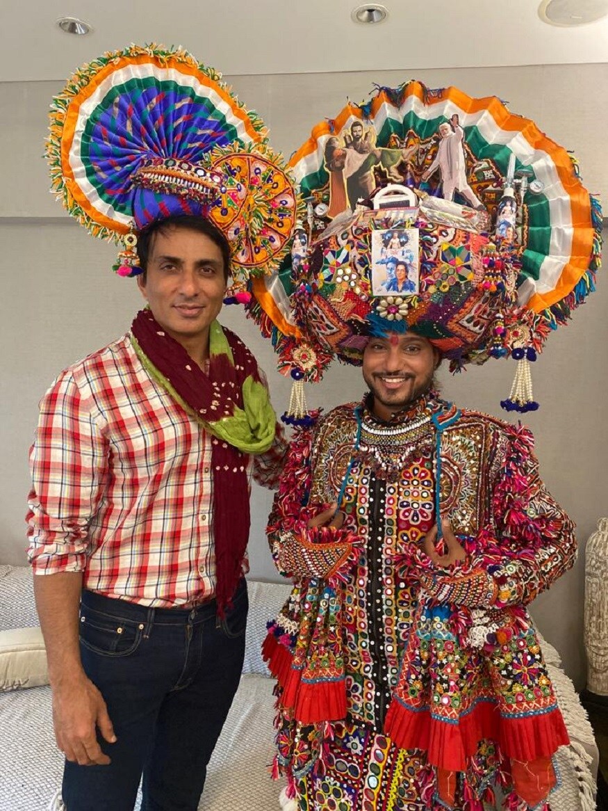 આ રિયલ હીરોની આ કામગીરીને બિરદાવવા અમદાવાદના યુવાન અનુજ મુદલિયારએ નવરાત્રિ સમયે સવા ચાર કિલોની પાઘડી બનાવી હતી. આ પાઘડીમાં સોનુ સુદના કટઆઉટની સાથે સાથે દર્દીઓ દર્દીઓનું દર્દ, ઓક્સિજનની બોટલ, ડોકટર્સ, તમામ વસ્તુ પાઘડીમાં દર્શાવી હતી. અને આ પાઘડી નવરાત્રીમાં આકર્ષણનું કેન્દ્ર બની હતી. હાલમાં જ નવરાત્રિ પૂર્ણ થતાં અનુજ મુદલિયારએ અભિનેતા સોનુ સુદ સાથે મુલાકાત કરી હતી. આ રિયલ હીરોની આ કામગીરીને બિરદાવવા અમદાવાદના યુવાન અનુજ મુદલિયારએ નવરાત્રિ સમયે સવા ચાર કિલોની પાઘડી બનાવી હતી. આ પાઘડીમાં સોનુ સુદના કટઆઉટની સાથે સાથે દર્દીઓ દર્દીઓનું દર્દ, ઓક્સિજનની બોટલ, ડોકટર્સ, તમામ વસ્તુ પાઘડીમાં દર્શાવી હતી. અને આ પાઘડી નવરાત્રીમાં આકર્ષણનું કેન્દ્ર બની હતી. હાલમાં જ નવરાત્રિ પૂર્ણ થતાં અનુજ મુદલિયારએ અભિનેતા સોનુ સુદ સાથે મુલાકાત કરી હતી.