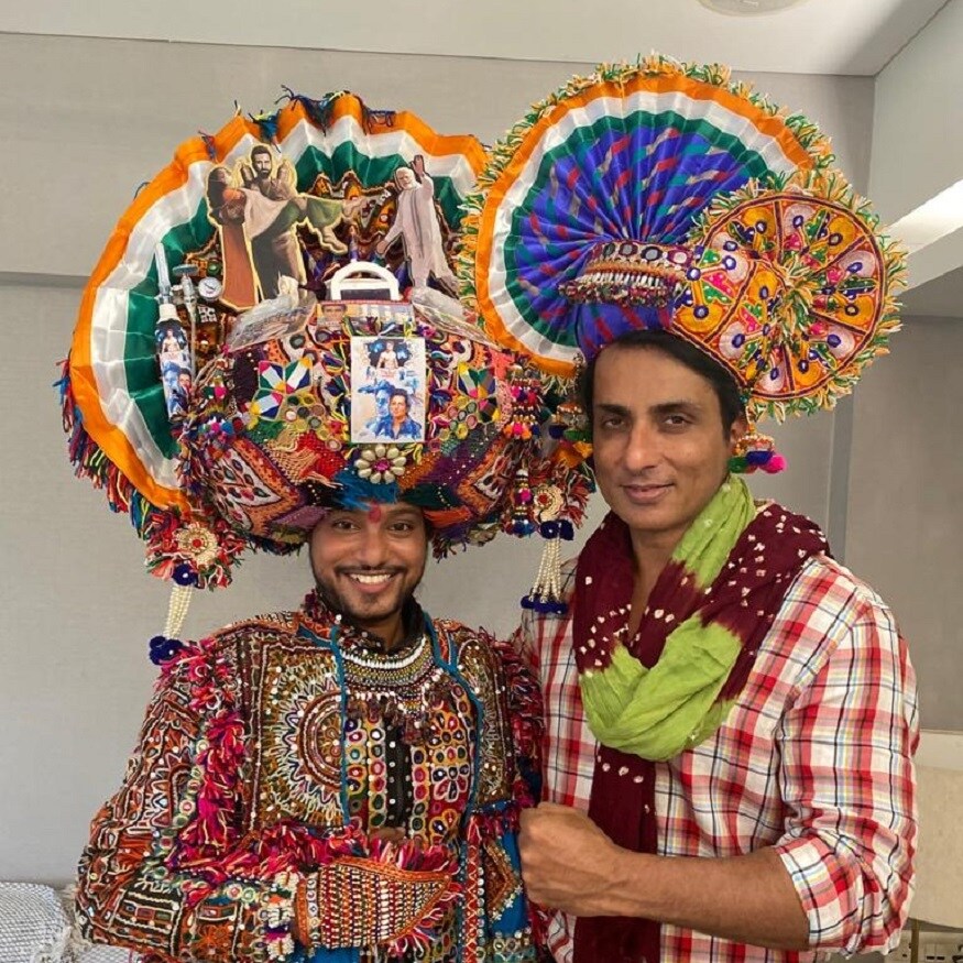 મહત્વનુ છે કે આ પાઘડીનું વજન સવા ચાર કિલો હોવાની સાથે પાઘડીની કલગીની સાઈઝ 82 સેન્ટિમીટરની છે. આ પાઘડી માં 7 મીટર કાપડ વપરાયું છે. અનુજે અગાઉ છેલ્લા પાંચ વર્ષથી આ પ્રકારે પાઘડીની અલગ અલગ થીમ સાથે ગરબાના ગ્રાઉન્ડ પર ઉતરે છે. વર્ષ 2017માં GST ની થીમ, 2018 હેરિટેજ થીમ, 2019માં મોદી પાઘડી, 2020માં કોરોના વોરિયર્સ થીમ પર અને હવે 2021માં રિયલ હીરો સોનુ સુદ થીમ પર પાઘડી અનુજ એ કરી હતી. જે પાઘડીએ સોનુ સુદનું મન મોહી લીધું છે. મહત્વનુ છે કે આ પાઘડીનું વજન સવા ચાર કિલો હોવાની સાથે પાઘડીની કલગીની સાઈઝ 82 સેન્ટિમીટરની છે. આ પાઘડી માં 7 મીટર કાપડ વપરાયું છે. અનુજે અગાઉ છેલ્લા પાંચ વર્ષથી આ પ્રકારે પાઘડીની અલગ અલગ થીમ સાથે ગરબાના ગ્રાઉન્ડ પર ઉતરે છે. વર્ષ 2017માં GST ની થીમ, 2018 હેરિટેજ થીમ, 2019માં મોદી પાઘડી, 2020માં કોરોના વોરિયર્સ થીમ પર અને હવે 2021માં રિયલ હીરો સોનુ સુદ થીમ પર પાઘડી અનુજ એ કરી હતી. જે પાઘડીએ સોનુ સુદનું મન મોહી લીધું છે.