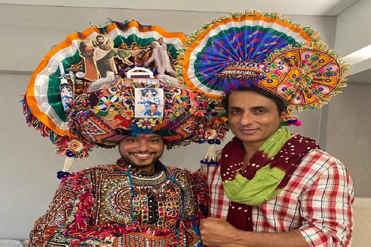 સંજય ટાંક, અમદાવાદ : કોરોના મહામારીમાં પોતાના વતન જઈ રહેલા પરપ્રાંતના લોકોની વ્હારે આવેલા રિલ લાઈફના હીરો એવા સોનુ સુદ રાતો રાત લોકોના રિયલ હીરો બની ગયા હતા. એ રિયલ હીરોના સન્માન માટે અમદાવાદના યુવાને અને ગરબા રસિકોએ સવા ચાર કિલોની ટ્રેડીશનલ પાઘડી તૈયાર કરી હતી. એ પાઘડી સાથે આ યુવાને અભિનેતા સોનુ સુદનીએ મુલાકાત કરી. પાઘડી જોઈને ખુશખુશાલ થઈ ગયેલા સોનુએ એ ન માત્ર પાઘડી પહેરી. એ પાઘડી પહેરીને આ યુવાન સાથે સેલ્ફી પણ પડાવી. સંજય ટાંક, અમદાવાદ : કોરોના મહામારીમાં પોતાના વતન જઈ રહેલા પરપ્રાંતના લોકોની વ્હારે આવેલા રિલ લાઈફના હીરો એવા સોનુ સુદ રાતો રાત લોકોના રિયલ હીરો બની ગયા હતા. એ રિયલ હીરોના સન્માન માટે અમદાવાદના યુવાને અને ગરબા રસિકોએ સવા ચાર કિલોની ટ્રેડીશનલ પાઘડી તૈયાર કરી હતી. એ પાઘડી સાથે આ યુવાને અભિનેતા સોનુ સુદનીએ મુલાકાત કરી. પાઘડી જોઈને ખુશખુશાલ થઈ ગયેલા સોનુએ એ ન માત્ર પાઘડી પહેરી. એ પાઘડી પહેરીને આ યુવાન સાથે સેલ્ફી પણ પડાવી.