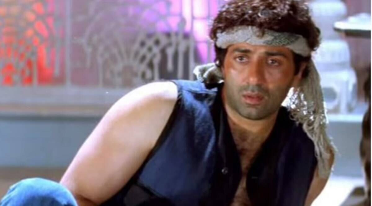 'ફિલ્મ જીત' - સની દેઓલની આ ફિલ્મ સની દેઓલ ફિલ્મ જીતને કોણ યાદ નહીં કરે. આ ફિલ્મમાં સની દેઓલ નેગેટિવ રોલ પ્લે કરતો જોવા મળ્યો હતો. સની સાથે આ ફિલ્મમાં સલમાન ખાન અને કરિશ્મા કપૂર મુખ્ય ભૂમિકામાં જોવા મળ્યા હતા. આ ફિલ્મ વર્ષ 1996 માં રિલીઝ થઈ હતી. આ ફિલ્મનો ડાયલોગ છે "તુમ સિર્ફ મેરી હો ઓર કિસકી નહીં હો સકતી, હમ દોનો કે બીચ અગર કોઈ આયા તો સમજો કી વો મર ગયા". સનીએ પહેલી વાર એક ફિલ્મમાં નકારાત્મક ભૂમિકા ભજવી અને તેણે સાબિત કર્યું કે તેના જેવો બીજો કોઈ એક્ટર નથી. 'ફિલ્મ જીત' - સની દેઓલની આ ફિલ્મ સની દેઓલ ફિલ્મ જીતને કોણ યાદ નહીં કરે. આ ફિલ્મમાં સની દેઓલ નેગેટિવ રોલ પ્લે કરતો જોવા મળ્યો હતો. સની સાથે આ ફિલ્મમાં સલમાન ખાન અને કરિશ્મા કપૂર મુખ્ય ભૂમિકામાં જોવા મળ્યા હતા. આ ફિલ્મ વર્ષ 1996 માં રિલીઝ થઈ હતી. આ ફિલ્મનો ડાયલોગ છે "તુમ સિર્ફ મેરી હો ઓર કિસકી નહીં હો સકતી, હમ દોનો કે બીચ અગર કોઈ આયા તો સમજો કી વો મર ગયા". સનીએ પહેલી વાર એક ફિલ્મમાં નકારાત્મક ભૂમિકા ભજવી અને તેણે સાબિત કર્યું કે તેના જેવો બીજો કોઈ એક્ટર નથી.