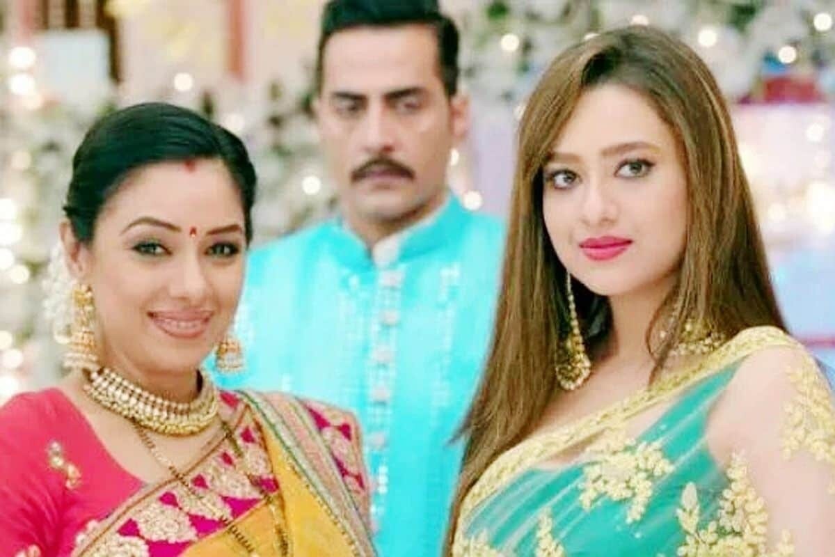 મુંબઈ: આ દિવસોમાં નાના પડદાની કેટલીક સિરિયલોમાં જબરદસ્ત સ્પર્ધા ચાલી રહી છે. એવી ઘણી સીરિયલ્સ છે જે જબરદસ્ત હેડલાઇન્સમાં છે. રૂપાલી ગાંગુલીનો શો અનુપમા (Anupama) હજુ પણ દર્શકોમાં પોતાની જબરદસ્ત પકડ જાળવી રહ્યો છે. આ શોમાં જે નવો વળાંક આવ્યો છે તે દર્શકોને ખૂબ જ પસંદ છે. બ્રોડકાસ્ટ ઓડિયન્સ રિસર્ચ ચેનલે (BARC) 22થી 28 ઓગસ્ટની વચ્ચે ભારતીય દર્શકોની જોવાની પેટર્ન જાહેર કરી છે. જેમાં ફરી એકવાર અનુપમાએ નંબર વન પર જગ્યા બનાવી છે. BARCની યાદીમાં કયા શો છે, જેણે ટોપ 5માં સ્થાન મેળવ્યું છે, ચાલો આપને જણાવીએ. મુંબઈ: આ દિવસોમાં નાના પડદાની કેટલીક સિરિયલોમાં જબરદસ્ત સ્પર્ધા ચાલી રહી છે. એવી ઘણી સીરિયલ્સ છે જે જબરદસ્ત હેડલાઇન્સમાં છે. રૂપાલી ગાંગુલીનો શો અનુપમા (Anupama) હજુ પણ દર્શકોમાં પોતાની જબરદસ્ત પકડ જાળવી રહ્યો છે. આ શોમાં જે નવો વળાંક આવ્યો છે તે દર્શકોને ખૂબ જ પસંદ છે. બ્રોડકાસ્ટ ઓડિયન્સ રિસર્ચ ચેનલે (BARC) 22થી 28 ઓગસ્ટની વચ્ચે ભારતીય દર્શકોની જોવાની પેટર્ન જાહેર કરી છે. જેમાં ફરી એકવાર અનુપમાએ નંબર વન પર જગ્યા બનાવી છે. BARCની યાદીમાં કયા શો છે, જેણે ટોપ 5માં સ્થાન મેળવ્યું છે, ચાલો આપને જણાવીએ.