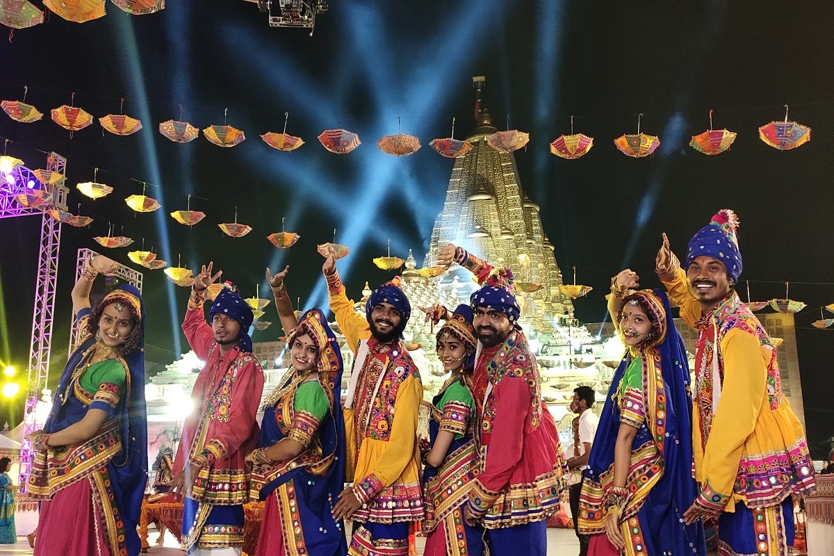 રાજ્ય શિક્ષણ મંત્રી કિર્તીસિંહ વાઘેલાના અધ્યક્ષસ્થાને ગુજરાત યાત્રાધામ અને પ્રવાસન વિભાગ દ્વારા નવરાત્રિ મહોત્સવનુ આયોજન કરવામાં આવ્યું હતું. અંબાજી મંદિરના ચાચર ચોકમાં શિક્ષણ રાજ્ય મંત્રી કિર્તીસિંહ વાઘેલાએ દિપ પ્રાગટ્ય કરી નવરાત્રિ મહોત્સવનો પ્રારંભ કરાવ્યો હતો. આ પ્રસંગે મંત્રીએ રાજ્યના નાગરિકોને નવરાત્રિ પર્વની શુભેચ્છાઓ પાઠવતાં જણાવ્યું કે, મા અંબાની કૃપાથી આપણા ગુજરાત અને સમગ્ર દેશમાં સુખ-સમૃધ્ધિ પથરાય તથા આપણું રાજ્ય ઉત્તરોતર પ્રગતિના સોપાન સર કરે તેવી માતાજીના ચરણોમાં પ્રાર્થના કરું છું. રાજ્ય શિક્ષણ મંત્રી કિર્તીસિંહ વાઘેલાના અધ્યક્ષસ્થાને ગુજરાત યાત્રાધામ અને પ્રવાસન વિભાગ દ્વારા નવરાત્રિ મહોત્સવનુ આયોજન કરવામાં આવ્યું હતું. અંબાજી મંદિરના ચાચર ચોકમાં શિક્ષણ રાજ્ય મંત્રી કિર્તીસિંહ વાઘેલાએ દિપ પ્રાગટ્ય કરી નવરાત્રિ મહોત્સવનો પ્રારંભ કરાવ્યો હતો. આ પ્રસંગે મંત્રીએ રાજ્યના નાગરિકોને નવરાત્રિ પર્વની શુભેચ્છાઓ પાઠવતાં જણાવ્યું કે, મા અંબાની કૃપાથી આપણા ગુજરાત અને સમગ્ર દેશમાં સુખ-સમૃધ્ધિ પથરાય તથા આપણું રાજ્ય ઉત્તરોતર પ્રગતિના સોપાન સર કરે તેવી માતાજીના ચરણોમાં પ્રાર્થના કરું છું.