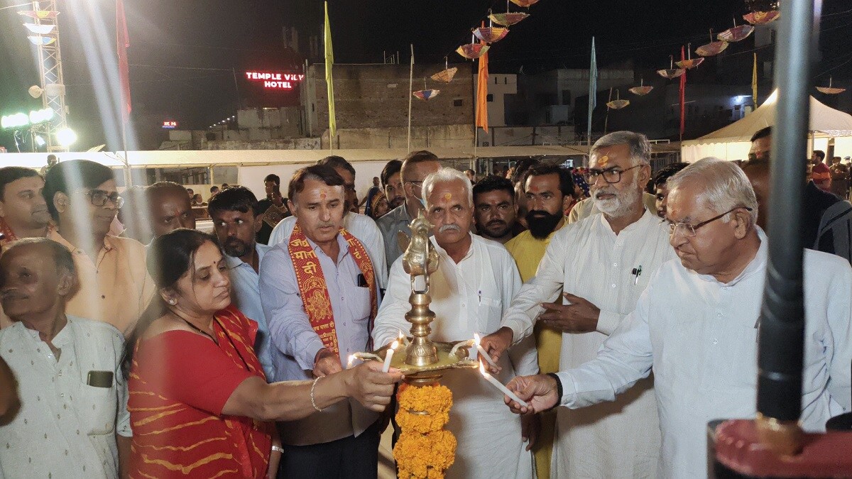 જોકે નવરાત્રી મહોત્સવ દરમ્યાન અંમદાવાદના ખેલૈયાઓ દ્વારા મંદિરના ચાચર ચોકમાં ગરબાની રમઝટ બોલાવી હતી. સમગ્ર મંદિર પરિસરમાં માઈભક્તો ભક્તિ રસમા તરબોળ બની ગરબે રમ્યા હતા. એટલુજ નહી માં અંબેના ચાચર ચોક માં ગરબાની મોજ માણી ભારે ખુશી વ્યક્ત કરી હતી. જોકે નવરાત્રી મહોત્સવ દરમ્યાન અંમદાવાદના ખેલૈયાઓ દ્વારા મંદિરના ચાચર ચોકમાં ગરબાની રમઝટ બોલાવી હતી. સમગ્ર મંદિર પરિસરમાં માઈભક્તો ભક્તિ રસમા તરબોળ બની ગરબે રમ્યા હતા. એટલુજ નહી માં અંબેના ચાચર ચોક માં ગરબાની મોજ માણી ભારે ખુશી વ્યક્ત કરી હતી.