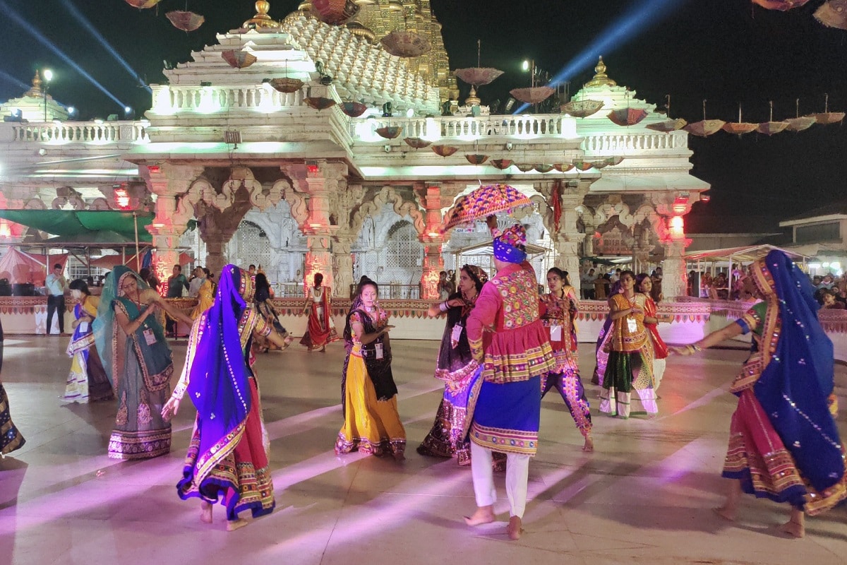 મહેન્દ્ર અગ્રવાલ, બનાસકાંઠા: આદ્યશકિત આરાઘનાના પર્વ નવરાત્રિના (Navratri 2021) નવમા એટલેકે છેલ્લા નોરતે સુપ્રસિદ્ઘ યાત્રાધામ (Garba at Ambaji Temlpe) અંબાજી મંદિરના (Ambaji temple Garba) ચાચર ચોકમાં ફરી એકવાર ગરબાની ભારે રમઝટ જોવા મળી છે. રાજ્યભરમાં ગત વર્ષે ગરબા મુલત્વી રહ્યા હતા અને ચાલુ વર્ષે પણ મોટા પાર્ટીપ્લોટોમાં અને મોટા મંદિરોમાં ગગરબા બંધ રાખવામાં આવ્યા હતા. આ વખતે કોરોના મહામારીને ધ્યાનમાં રાખીને શેરી અને સોસાયટીઓમાં સરકારની એસઓપી પ્રમાણે મંજુરી અપાઈ હતી. સાથે રાજ્ય સરકારના નવતર અભિગમ પ્રમાણે મોટા શક્તિપીઠોમાં નવરાત્રી મહોત્સવની સાથે મહાઆરતીનુ આયોજન હાથ ધરવામાં આવ્યુ હતુ. જેને લઈ ગત રાત્રીએ નવમા અને છેલ્લે નોરતે અંબાજી મંદિરના ચાચર ચોકમાં ખેલૈયાઓ દ્રારા ગરબાની રમઝટ બોલાવી હતી. મહેન્દ્ર અગ્રવાલ, બનાસકાંઠા: આદ્યશકિત આરાઘનાના પર્વ નવરાત્રિના (Navratri 2021) નવમા એટલેકે છેલ્લા નોરતે સુપ્રસિદ્ઘ યાત્રાધામ (Garba at Ambaji Temlpe) અંબાજી મંદિરના (Ambaji temple Garba) ચાચર ચોકમાં ફરી એકવાર ગરબાની ભારે રમઝટ જોવા મળી છે. રાજ્યભરમાં ગત વર્ષે ગરબા મુલત્વી રહ્યા હતા અને ચાલુ વર્ષે પણ મોટા પાર્ટીપ્લોટોમાં અને મોટા મંદિરોમાં ગગરબા બંધ રાખવામાં આવ્યા હતા. આ વખતે કોરોના મહામારીને ધ્યાનમાં રાખીને શેરી અને સોસાયટીઓમાં સરકારની એસઓપી પ્રમાણે મંજુરી અપાઈ હતી. સાથે રાજ્ય સરકારના નવતર અભિગમ પ્રમાણે મોટા શક્તિપીઠોમાં નવરાત્રી મહોત્સવની સાથે મહાઆરતીનુ આયોજન હાથ ધરવામાં આવ્યુ હતુ. જેને લઈ ગત રાત્રીએ નવમા અને છેલ્લે નોરતે અંબાજી મંદિરના ચાચર ચોકમાં ખેલૈયાઓ દ્રારા ગરબાની રમઝટ બોલાવી હતી.