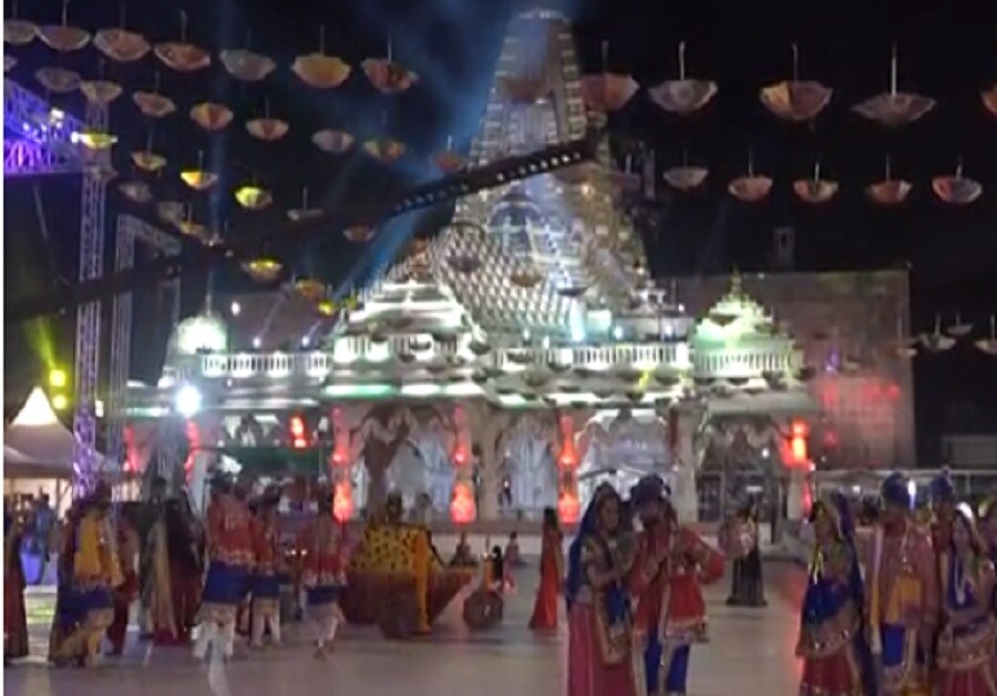 ગરબાના અંતે માતાજીના ચાચર ચોકમાં મહાઆરતી પણ કરવામાંઆવી હતી. જેમાં બનાસકાંઠા સાંસદ પરબતભાઈ પટેલ, પૂર્વ ધારાસભ્ય રેખાબેન ખાણેસા, ગુજરાત પ્રવાસન નિગમના એમ.ડી જેનુ દેવન, જિલ્લા વિકાસ અધિકારી સ્વપ્નિલ ખરે, અગ્રણીઓ સર્વ ગુમાનસિંહ ચૌહણ વહીવટદાર એસ.જે.ચાવડા પ્રાંત અધિકારી એસ.ડી.ગિલવા સહિત પ્રવાસન વિભાગના અધિકારી અને સારી સંખ્યામા માઈભક્તો જોડાયા હતાં. ગરબાના અંતે માતાજીના ચાચર ચોકમાં મહાઆરતી પણ કરવામાંઆવી હતી. જેમાં બનાસકાંઠા સાંસદ પરબતભાઈ પટેલ, પૂર્વ ધારાસભ્ય રેખાબેન ખાણેસા, ગુજરાત પ્રવાસન નિગમના એમ.ડી જેનુ દેવન, જિલ્લા વિકાસ અધિકારી સ્વપ્નિલ ખરે, અગ્રણીઓ સર્વ ગુમાનસિંહ ચૌહણ વહીવટદાર એસ.જે.ચાવડા પ્રાંત અધિકારી એસ.ડી.ગિલવા સહિત પ્રવાસન વિભાગના અધિકારી અને સારી સંખ્યામા માઈભક્તો જોડાયા હતાં.