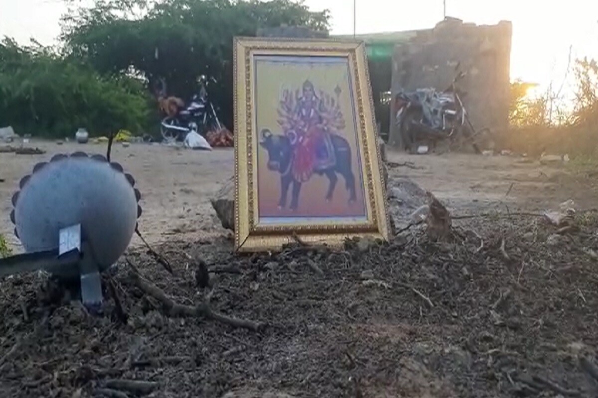 અસહ્ય યાતનાઓથી દ્વારકાના આરંભડાની રમીલાબેનનું મોત નીપજ્યું હતું. અંધશ્રદ્ધાના કારણે મહિલાનું મોત થવાની ઘટનાથી સમગ્ર વિસ્તારમાં ચકચાર મચી ગયો હતો. અને ઘટનાની જાણ થતાં પોલીસની ટીમ પણ ઘટના સ્થળે પહોંચી હતી. અસહ્ય યાતનાઓથી દ્વારકાના આરંભડાની રમીલાબેનનું મોત નીપજ્યું હતું. અંધશ્રદ્ધાના કારણે મહિલાનું મોત થવાની ઘટનાથી સમગ્ર વિસ્તારમાં ચકચાર મચી ગયો હતો. અને ઘટનાની જાણ થતાં પોલીસની ટીમ પણ ઘટના સ્થળે પહોંચી હતી.