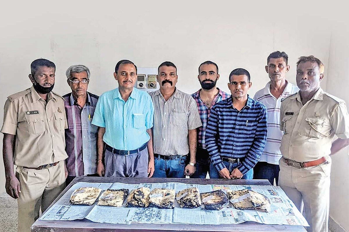 મુન્દ્રા પોર્ટ પરથી પકડાયું 2,000 કરોડ રૂપિયાનું ડ્રગ્સ- થોડા દિવસો પહેલા, ડાયરેક્ટોરેટ ઓફ રેવન્યુ ઇન્ટેલિજન્સ (DRI) એ ગુજરાતના કચ્છ જિલ્લામાં આવેલા મુન્દ્રા પોર્ટ પર બે શિપિંગ કન્ટેનર જપ્ત કર્યા હતા, જેમાંથી ઓછામાં ઓછા 2,000 કરોડ રૂપિયાના માદક પદાર્થ મળી આવ્યાં હતાં. જે અફઘાનિસ્તાનથી આવ્યા હતા. કસ્ટમ્સ ડેસ્ક પર ટેલ્કમ પાવડર તરીકે જાહેર કરાયેલ, ડીઆરઆઈએ ઉત્પાદનનો નમૂનો લીધો અને પાવડરનું વિશ્લેષણ કર્યું. તેણે હેરોઇનની હાજરીની પુષ્ટિ કરી, આંતરરાષ્ટ્રીય બજારમાં આ માલની કિંમત 2,000 કરોડ રૂપિયાની આંકવામાં આવી હતી. બાદમાં, DRI એ આ કેસના સંબંધમાં બે અફઘાન નાગરિકોની ધરપકડ કરી હતી. “તેઓ છેલ્લા કેટલાક સમયથી અફઘાનિસ્તાન-પાકિસ્તાન ડ્રગ નેક્સસનો ભાગ રહ્યા છે. બંને ઉપરાંત, એક વધુ વ્યક્તિ સામેલ છે, જેણે તમામ નિકાસ અને આયાત સંભાળી હતી. આ વ્યક્તિએ કન્ટેનર પણ બુક કરાવ્યું હતું, ”સૂત્રોએ CNN News18 ને જણાવ્યું હતું કે, ત્રીજો આરોપી આ વર્ષે જૂન મહિનામાં જ ભારત છોડી અફઘાનિસ્તાન જતો રહ્યો હતો. મુન્દ્રા પોર્ટ પરથી પકડાયું 2,000 કરોડ રૂપિયાનું ડ્રગ્સ- થોડા દિવસો પહેલા, ડાયરેક્ટોરેટ ઓફ રેવન્યુ ઇન્ટેલિજન્સ (DRI) એ ગુજરાતના કચ્છ જિલ્લામાં આવેલા મુન્દ્રા પોર્ટ પર બે શિપિંગ કન્ટેનર જપ્ત કર્યા હતા, જેમાંથી ઓછામાં ઓછા 2,000 કરોડ રૂપિયાના માદક પદાર્થ મળી આવ્યાં હતાં. જે અફઘાનિસ્તાનથી આવ્યા હતા. કસ્ટમ્સ ડેસ્ક પર ટેલ્કમ પાવડર તરીકે જાહેર કરાયેલ, ડીઆરઆઈએ ઉત્પાદનનો નમૂનો લીધો અને પાવડરનું વિશ્લેષણ કર્યું. તેણે હેરોઇનની હાજરીની પુષ્ટિ કરી, આંતરરાષ્ટ્રીય બજારમાં આ માલની કિંમત 2,000 કરોડ રૂપિયાની આંકવામાં આવી હતી. બાદમાં, DRI એ આ કેસના સંબંધમાં બે અફઘાન નાગરિકોની ધરપકડ કરી હતી. “તેઓ છેલ્લા કેટલાક સમયથી અફઘાનિસ્તાન-પાકિસ્તાન ડ્રગ નેક્સસનો ભાગ રહ્યા છે. બંને ઉપરાંત, એક વધુ વ્યક્તિ સામેલ છે, જેણે તમામ નિકાસ અને આયાત સંભાળી હતી. આ વ્યક્તિએ કન્ટેનર પણ બુક કરાવ્યું હતું, ”સૂત્રોએ CNN News18 ને જણાવ્યું હતું કે, ત્રીજો આરોપી આ વર્ષે જૂન મહિનામાં જ ભારત છોડી અફઘાનિસ્તાન જતો રહ્યો હતો.