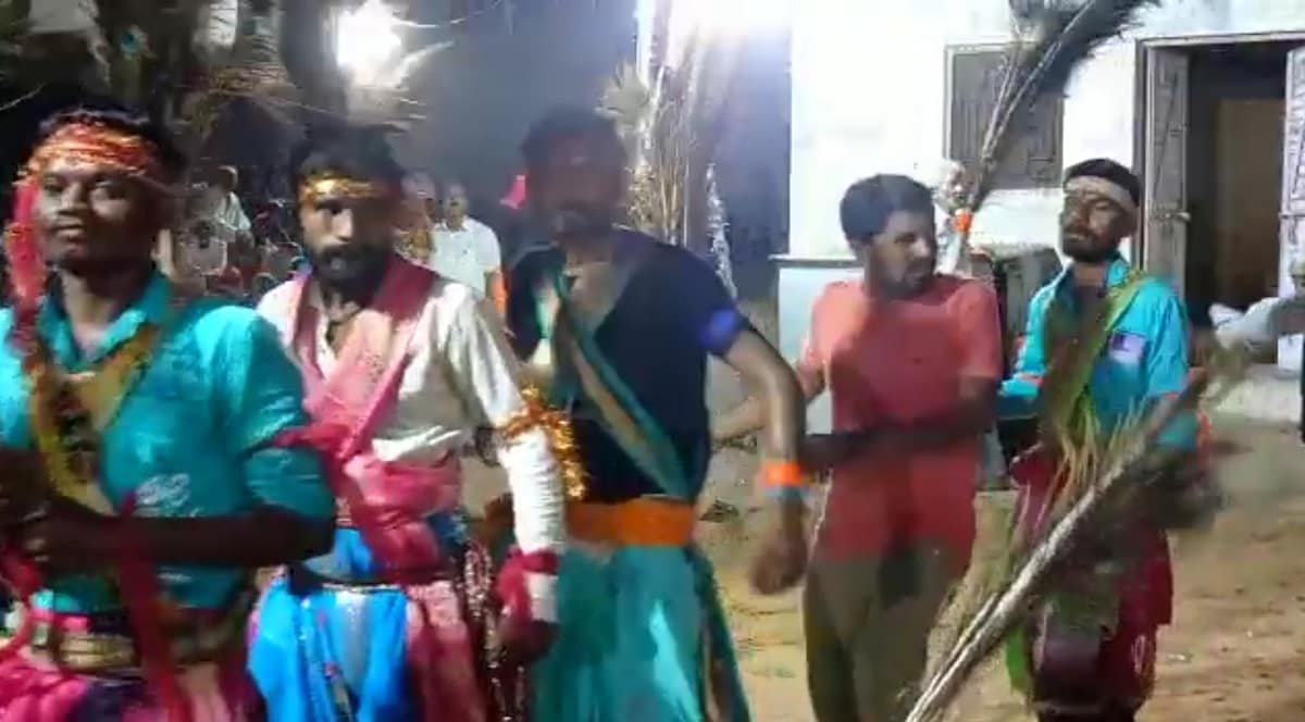 કહેવાય છે કે, 150 વર્ષ પહેલાં જલોતરા ગામમાં ભારે રોગચાળો ફાટી નીકળ્યો હતો અને તે સમયે ગામમાં મનુષ્ય સહિત ઢોર ઢાંખર પણ રોગચાળામાં સપડાયાં હતાં. ગામ પર મોટી આફત આવી ઊભી હતી તે સમયે ગામના લોકોએ અનેક બચાવ કામગીરી હાથ ધરી. જોકે તે સમયે એક વિદ્વાન દ્વારા ગામના આ સમાજના લોકોને નવરાત્રિના તહેવારની ઉજવણી સંદર્ભે પુરુષો મહિલાઓનો વેશ ધારણ કરી ગરબે ઘુમે અને આ નવરાત્રિમાં મહિલાઓ ગરબે ઘુમે તો રોગચાળાને અટકાવી શકાય તેમ છે અને તેમ કરવાથી રોગચાળા પર કાબુ મેળવ્યો હતો. કહેવાય છે કે, 150 વર્ષ પહેલાં જલોતરા ગામમાં ભારે રોગચાળો ફાટી નીકળ્યો હતો અને તે સમયે ગામમાં મનુષ્ય સહિત ઢોર ઢાંખર પણ રોગચાળામાં સપડાયાં હતાં. ગામ પર મોટી આફત આવી ઊભી હતી તે સમયે ગામના લોકોએ અનેક બચાવ કામગીરી હાથ ધરી. જોકે તે સમયે એક વિદ્વાન દ્વારા ગામના આ સમાજના લોકોને નવરાત્રિના તહેવારની ઉજવણી સંદર્ભે પુરુષો મહિલાઓનો વેશ ધારણ કરી ગરબે ઘુમે અને આ નવરાત્રિમાં મહિલાઓ ગરબે ઘુમે તો રોગચાળાને અટકાવી શકાય તેમ છે અને તેમ કરવાથી રોગચાળા પર કાબુ મેળવ્યો હતો.